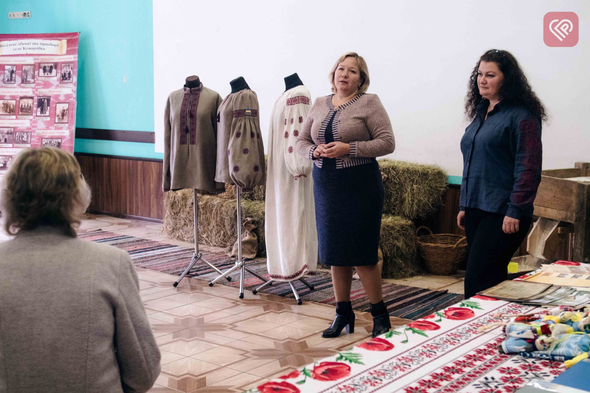 Переяславські майстрині долучились до проекту «Сорочка для захисника» та передали пару вишитих сорочок на передову