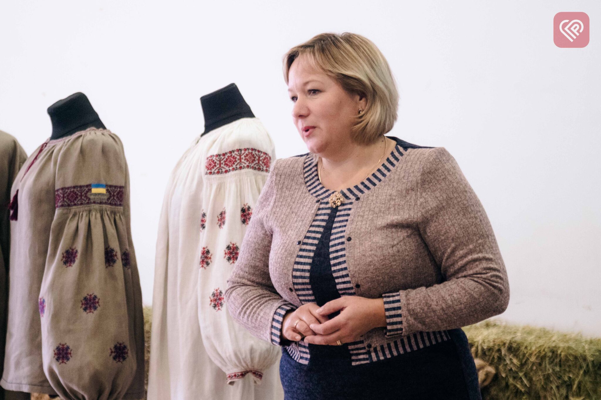 Переяславські майстрині долучились до проекту «Сорочка для захисника» та передали пару вишитих сорочок на передову