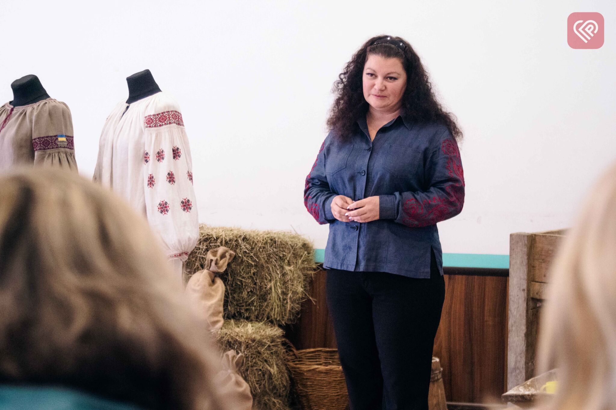 Переяславські майстрині долучились до проекту «Сорочка для захисника» та передали пару вишитих сорочок на передову