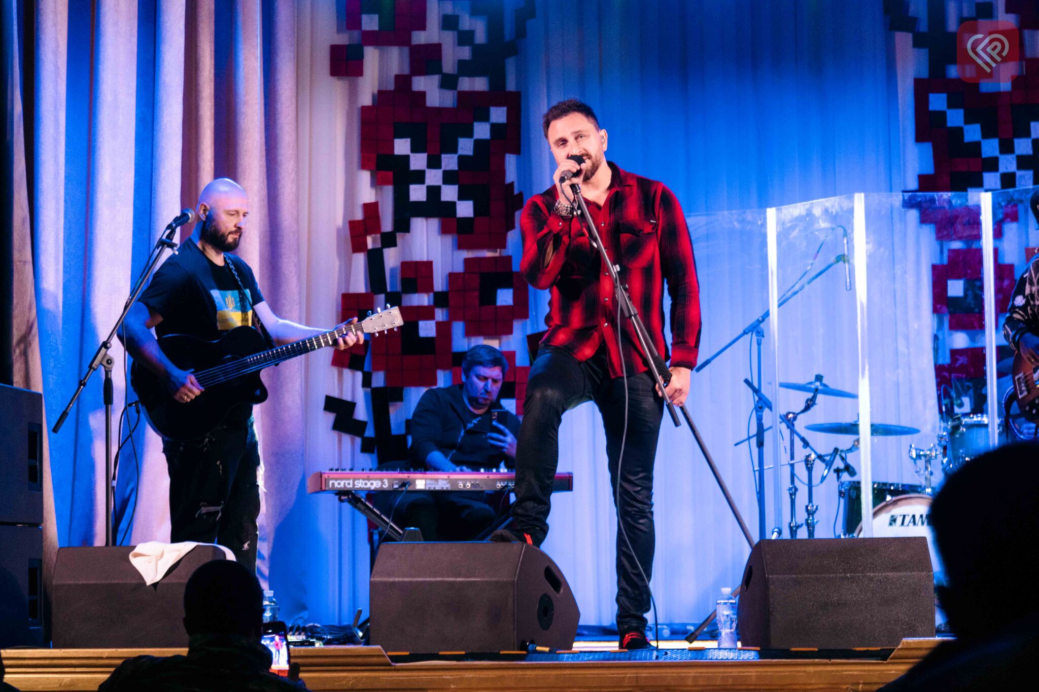 Гурт СКАЙ та SANNA у Переяславі дали концерт для військовослужбовців та рятувальників: фоторепортаж ProSlav