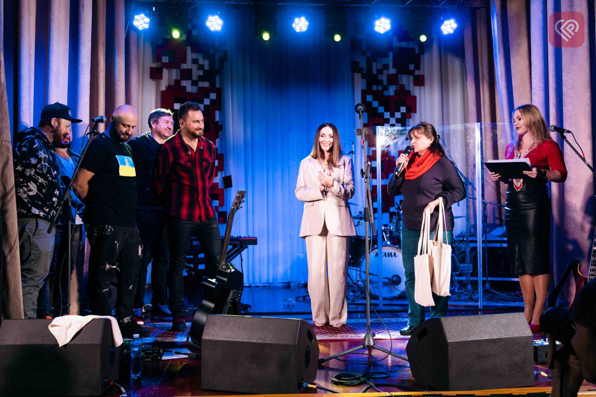 Гурт СКАЙ та SANNA у Переяславі дали концерт для військовослужбовців та рятувальників: фоторепортаж ProSlav