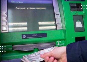 20 000 гривень раз у три години: «ПриватБанк» збільшив ліміт на зняття грошей у банкоматах за один раз