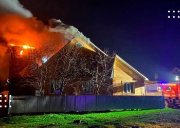 Через гараж загорівся будинок: деталі пожежі в Переяславі (фото та відео)