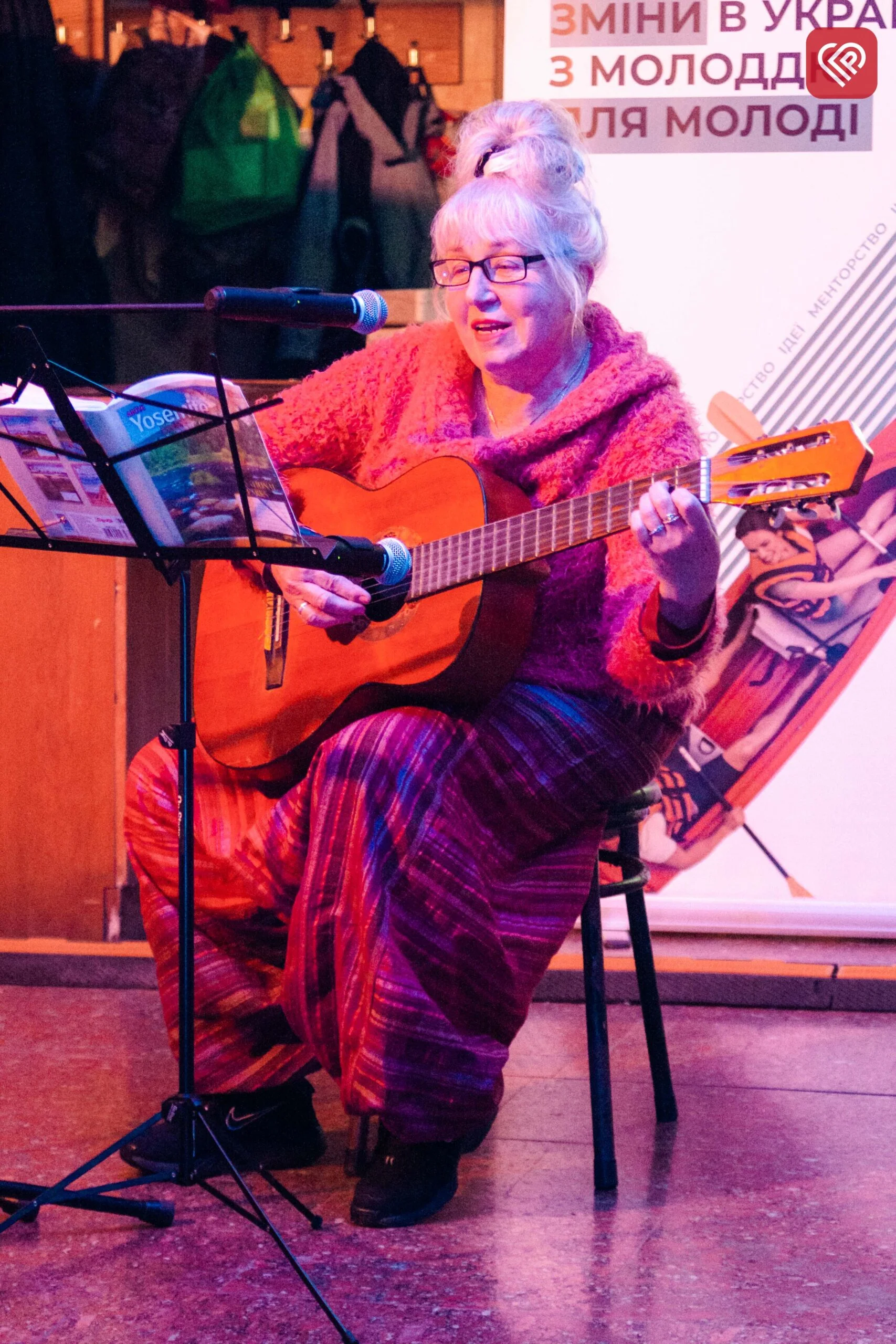 Cуботній вечір як змога навчитися стрінг-арту чи проявити талант у відкритому мікрофоні – фоторепортаж ProSlav