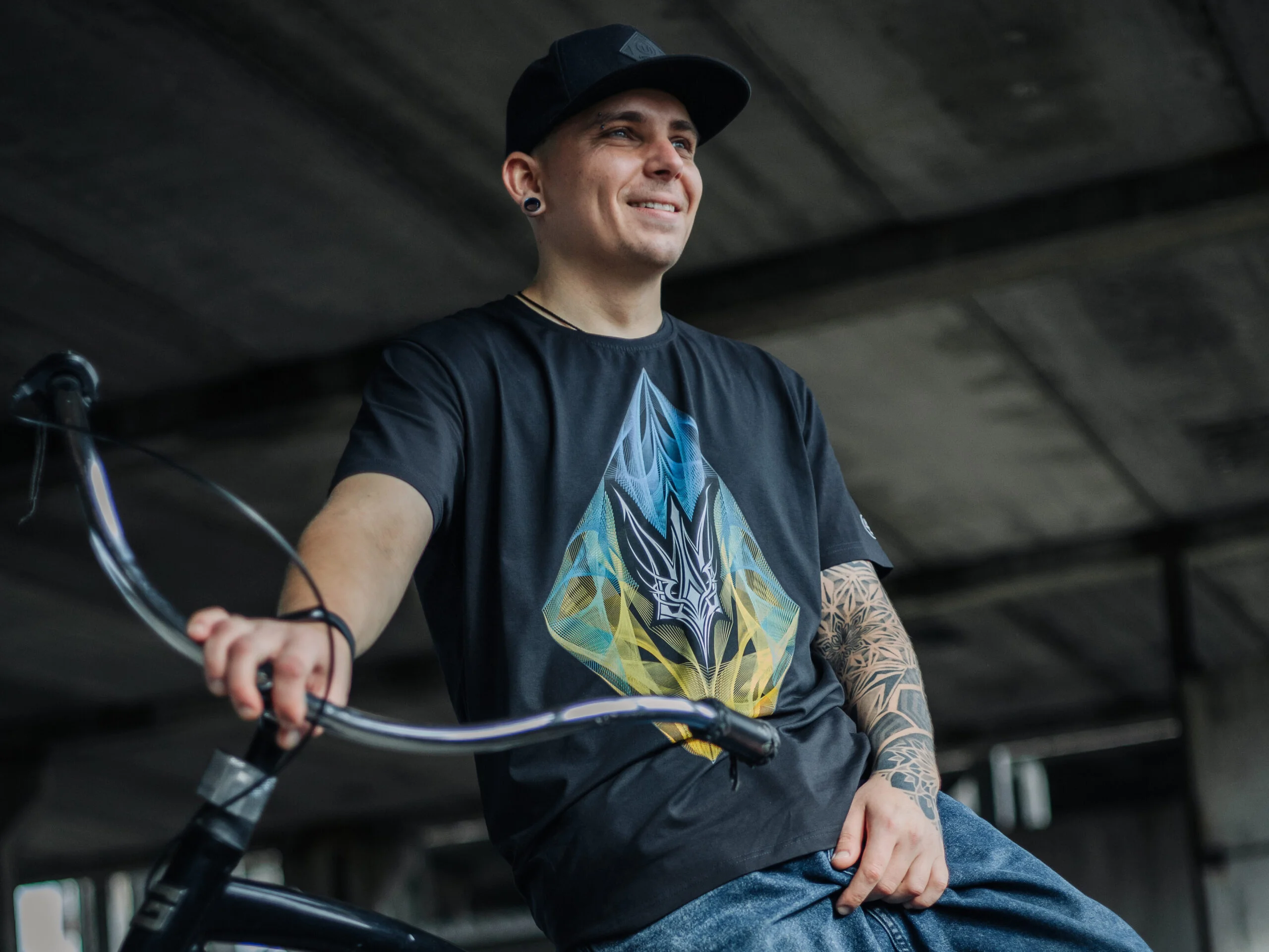 «Не потрібно бути ідеальним, щоб створювати щось насправді красиве»: відверта розмова з місцевим художником Сергієм Чемерисом