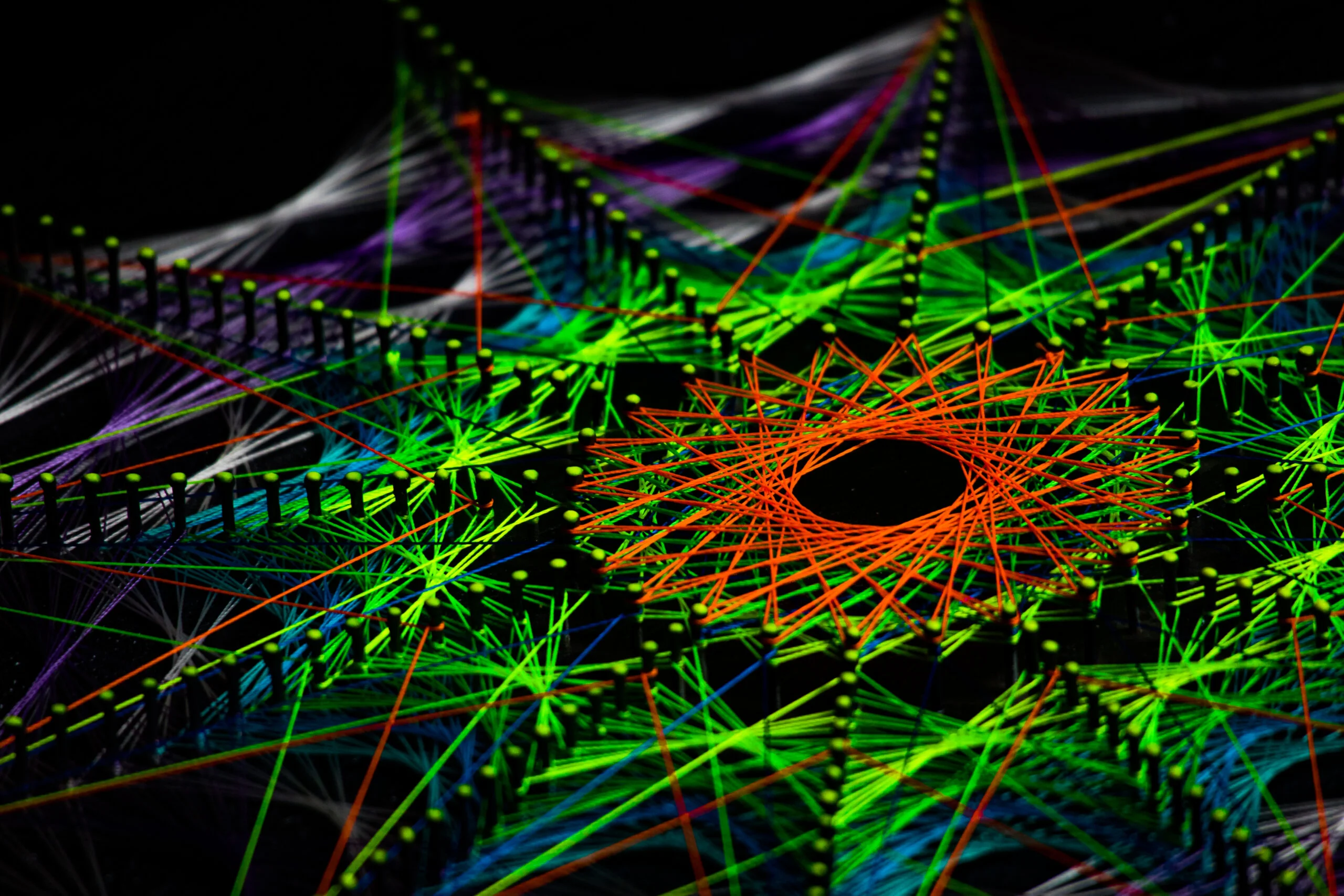 «Не потрібно бути ідеальним, щоб створювати щось насправді красиве»: відверта розмова з місцевим художником Сергієм Чемерисом