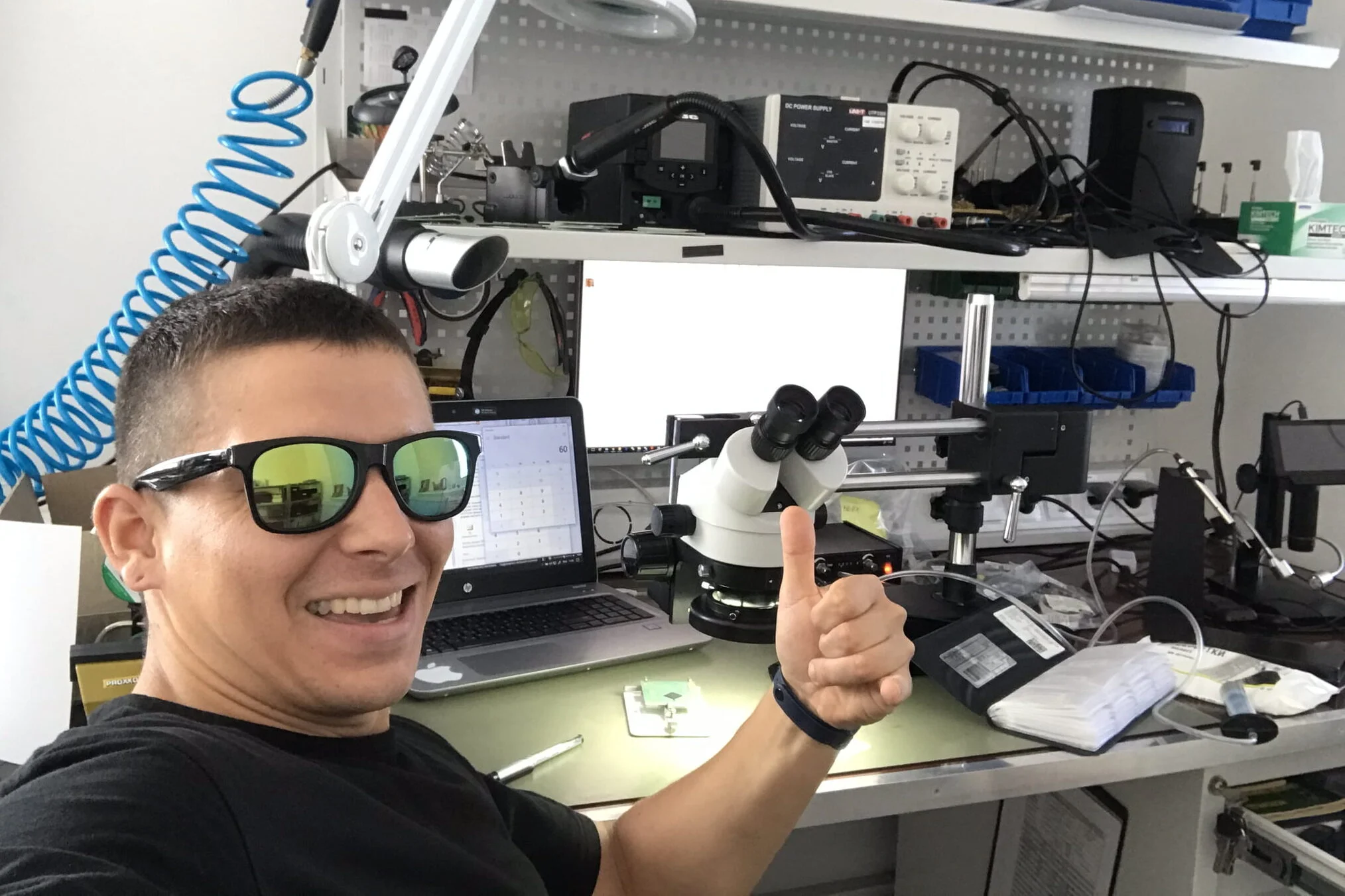 «Не потрібно бути ідеальним, щоб створювати щось насправді красиве»: відверта розмова з місцевим художником Сергієм Чемерисом