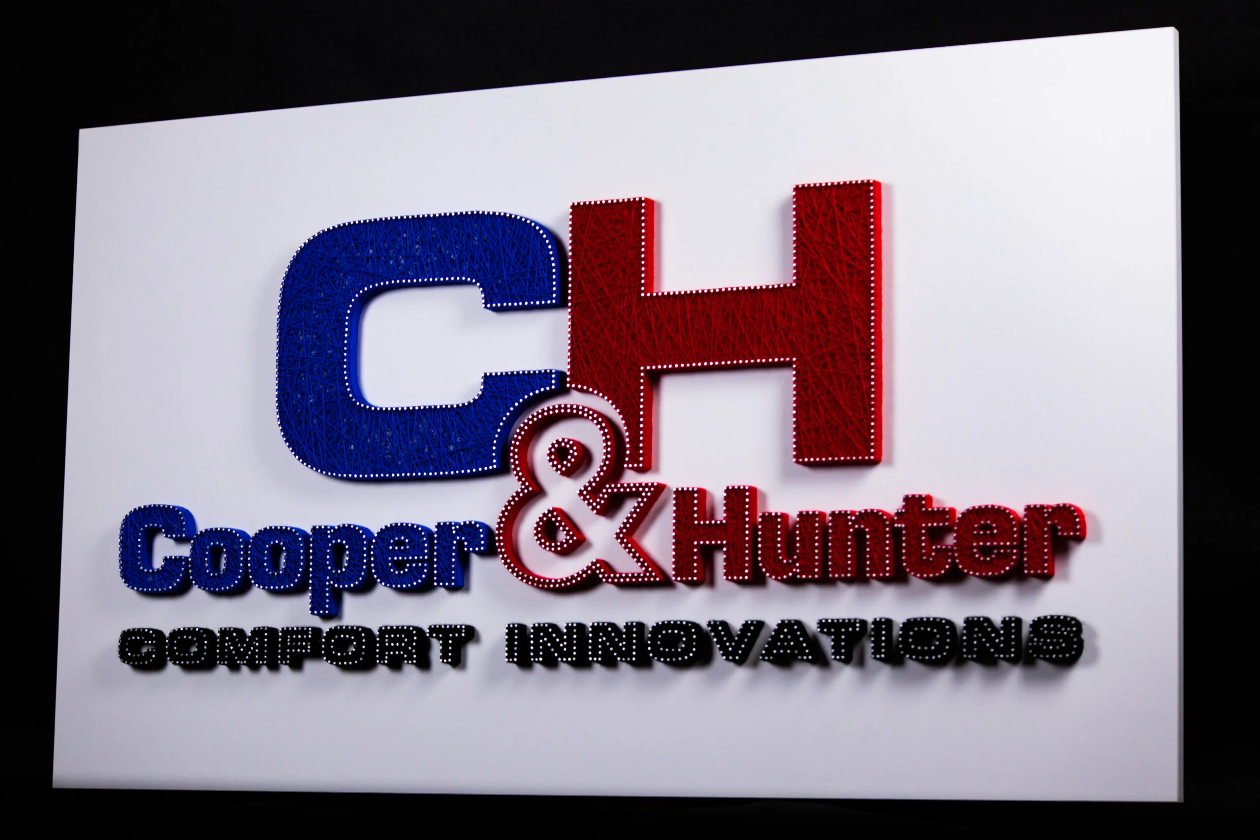 «Не потрібно бути ідеальним, щоб створювати щось насправді красиве»: відверта розмова з місцевим художником Сергієм Чемерисом