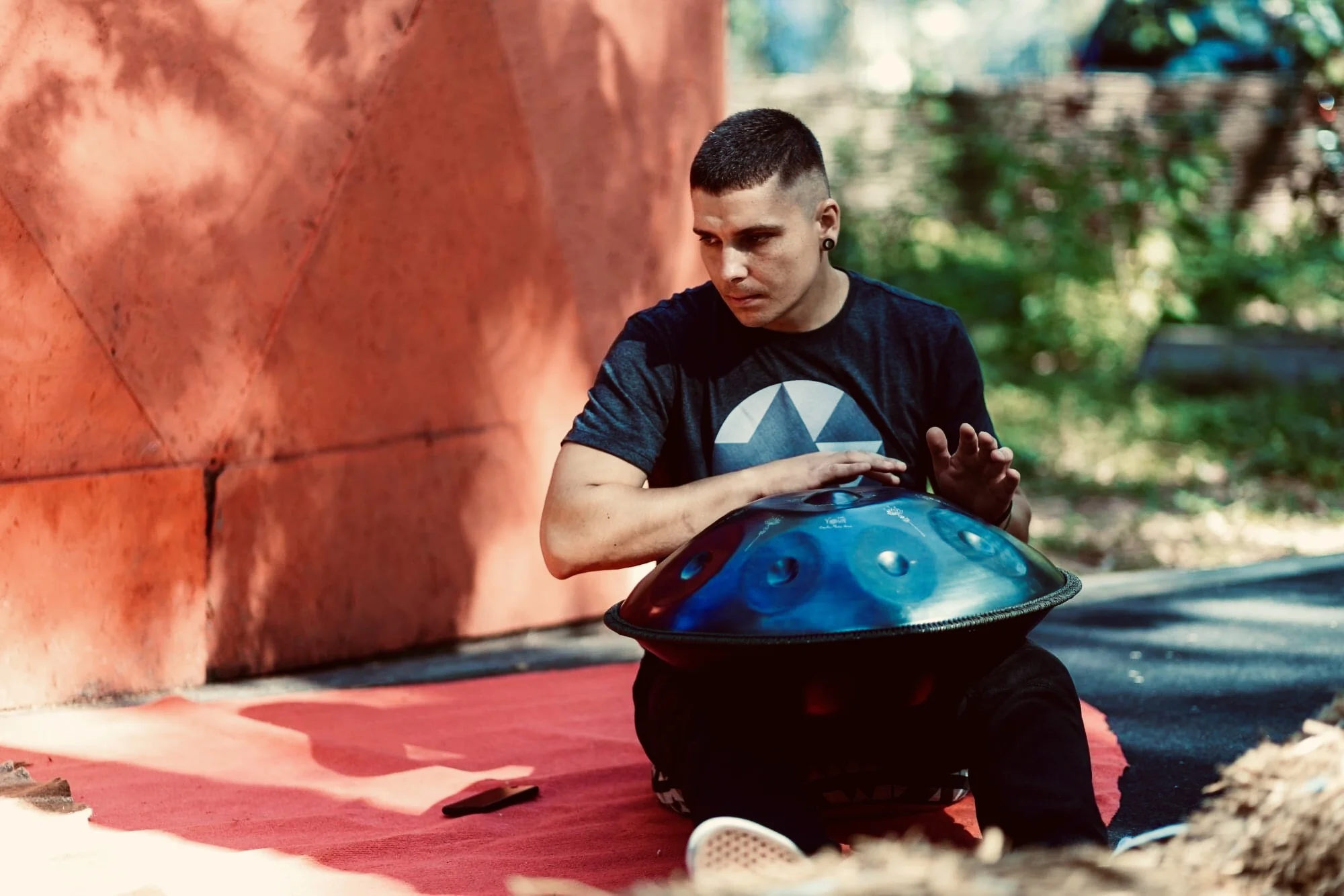 «Не потрібно бути ідеальним, щоб створювати щось насправді красиве»: відверта розмова з місцевим художником Сергієм Чемерисом