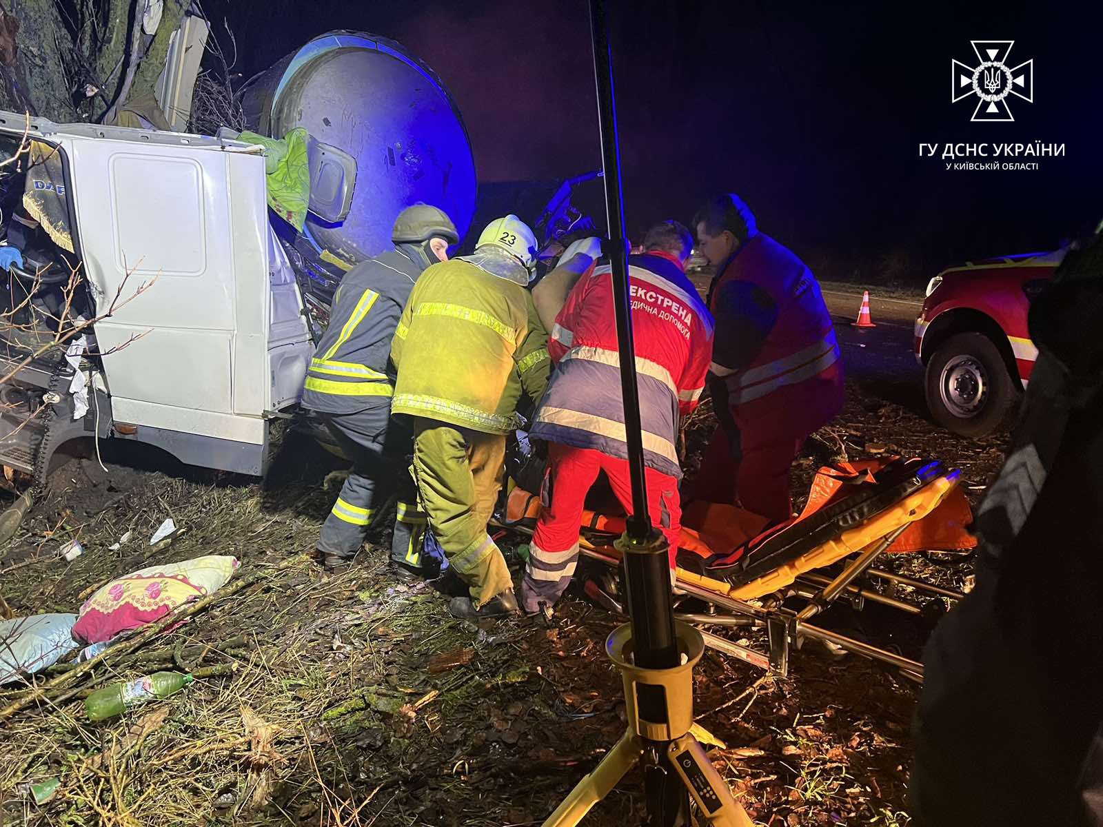 На автодорозі Бориспіль-Переяслав водій не впорався з керуванням і врізався в дерево – його довелося деблокувати з автомобіля