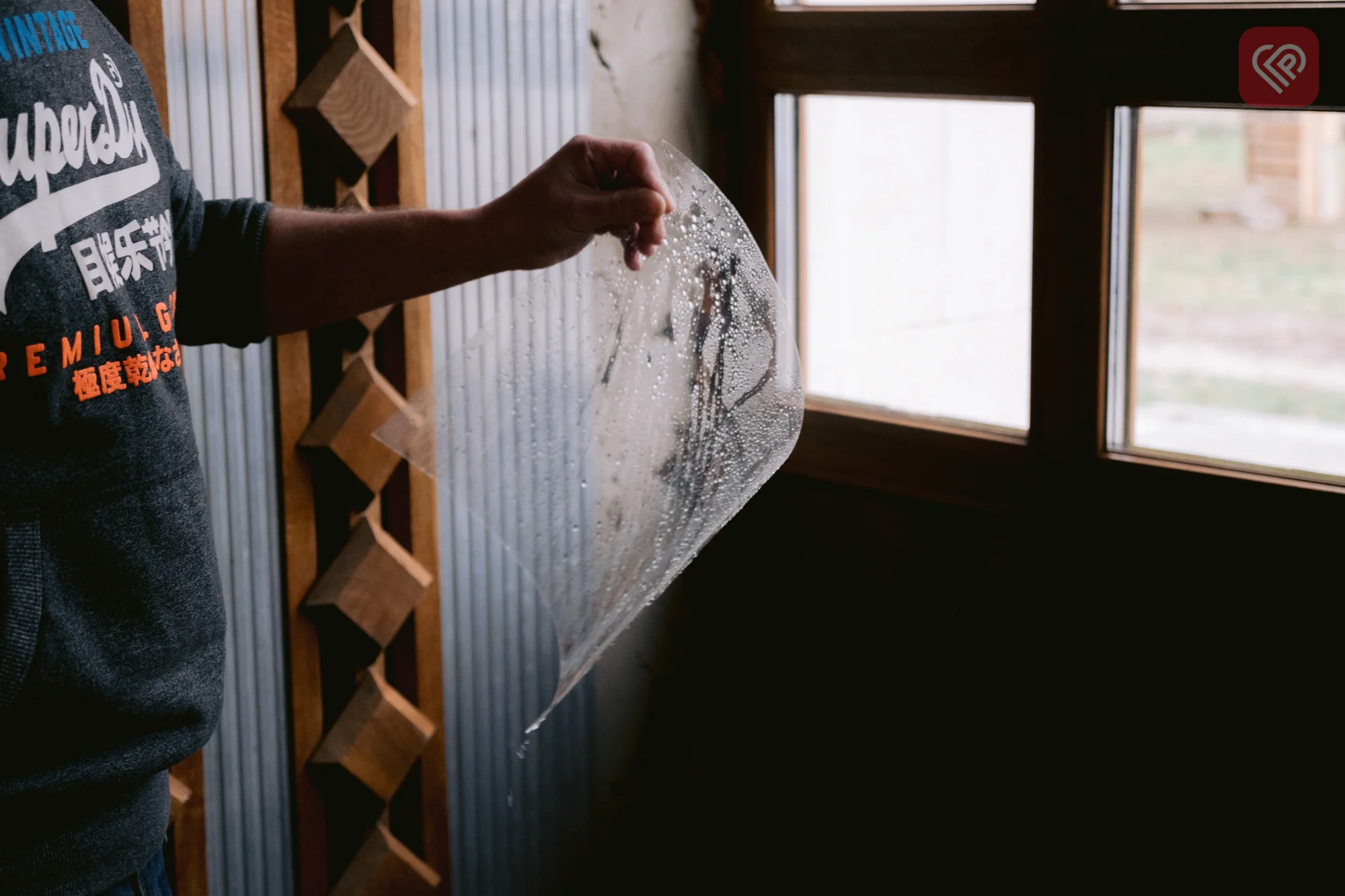 На вікна ЦКМ молодь Переяслава наклеїла бронеплівку: навіщо?