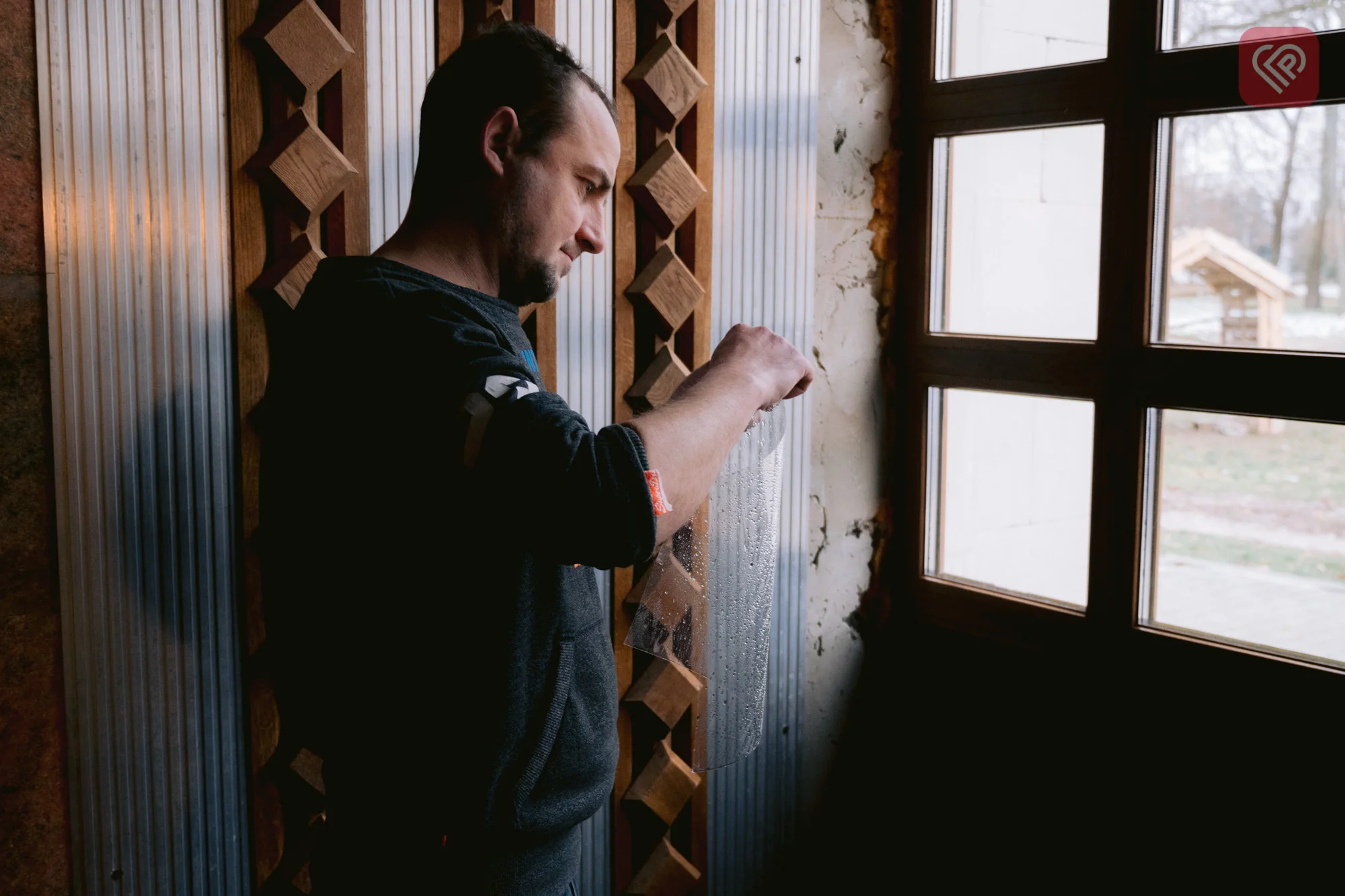 На вікна ЦКМ молодь Переяслава наклеїла бронеплівку: навіщо?