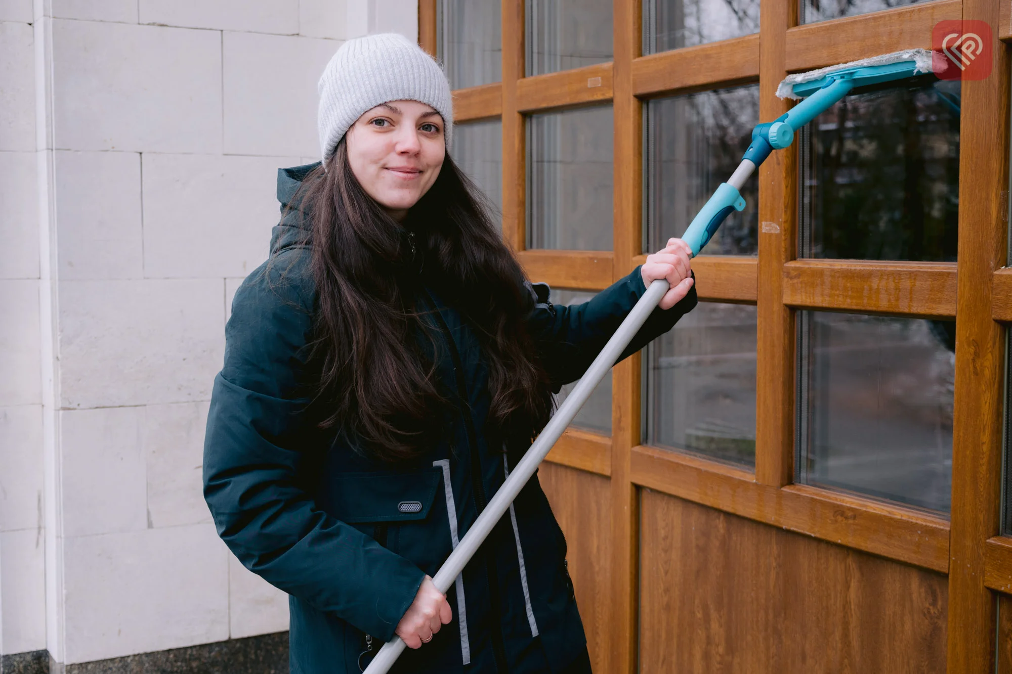 На вікна ЦКМ молодь Переяслава наклеїла бронеплівку: навіщо?