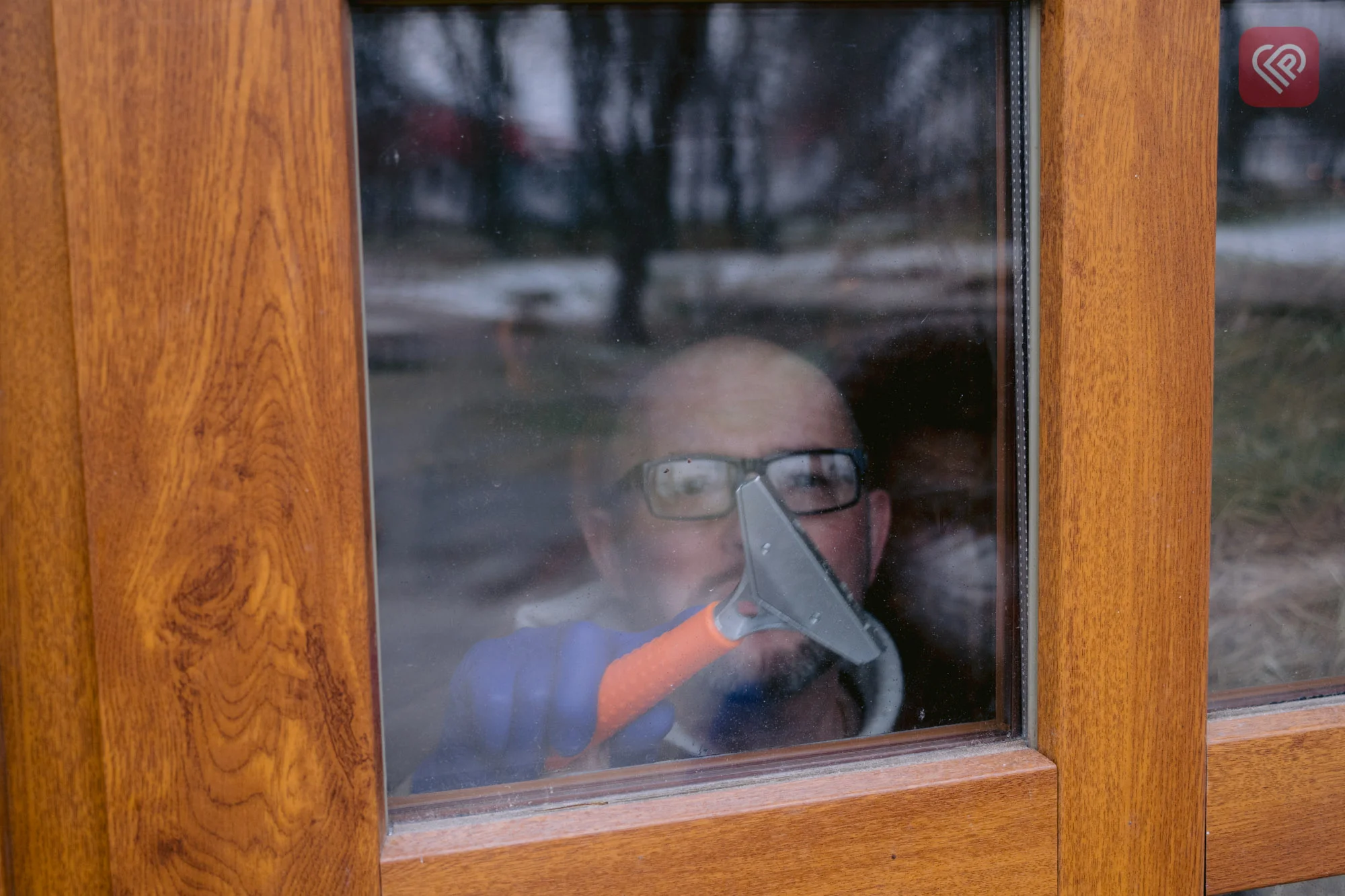 На вікна ЦКМ молодь Переяслава наклеїла бронеплівку: навіщо?