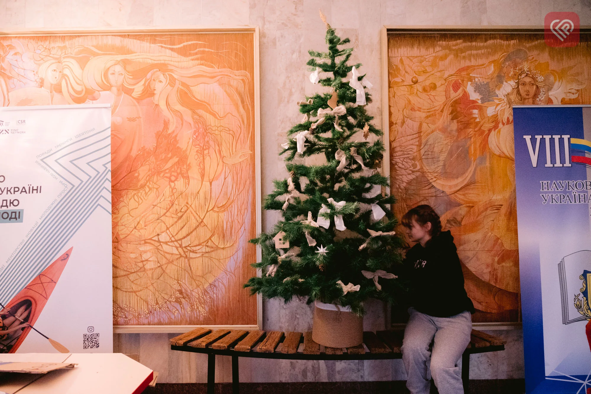 На вікна ЦКМ молодь Переяслава наклеїла бронеплівку: навіщо?