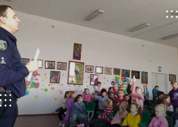 Поліцейський Дівичківської громади долучився до акції «16 днів проти насильства» – він поспілкувався з учнями на важливі теми