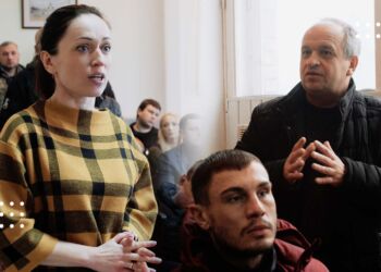 Батьки школярів у Переяславі прийшли до міської ради: поскаржилися на онлайн-начання та відсутність укриттів (відео)