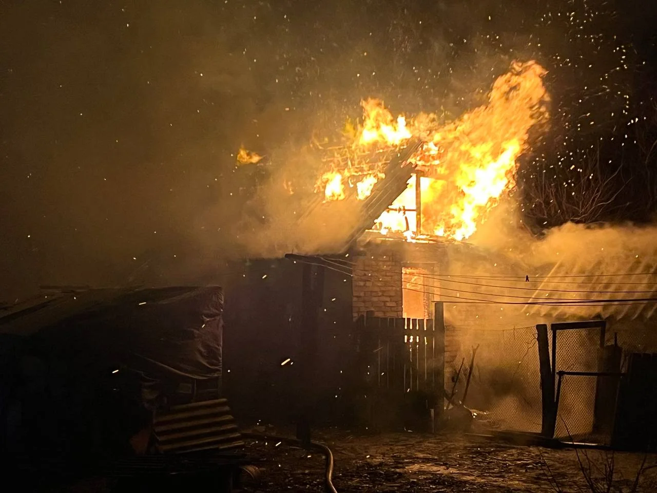 На Переяславщині загорілася приватна господарча будівля: деталі пожежі (фото та відео)