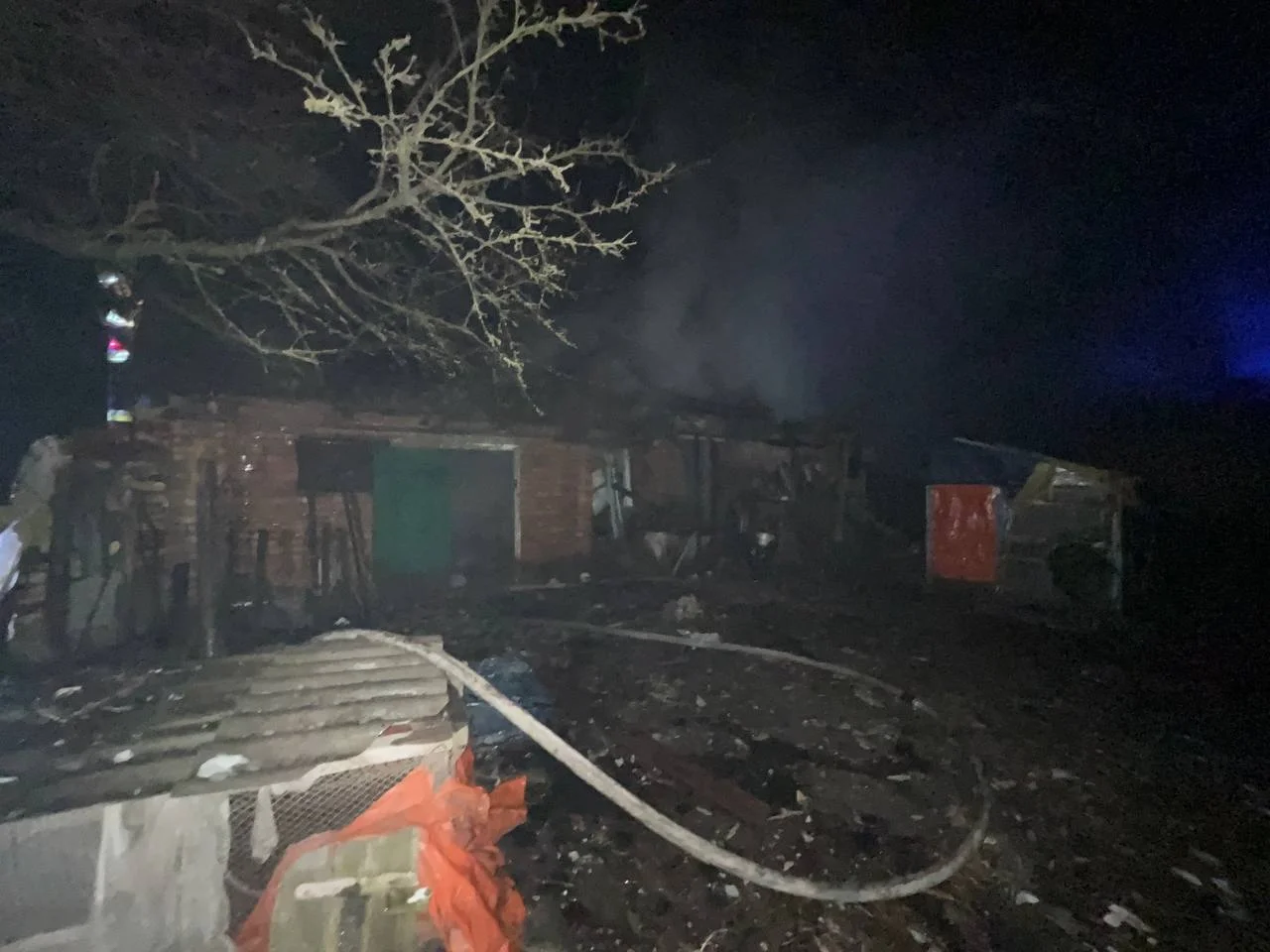 На Переяславщині загорілася приватна господарча будівля: деталі пожежі (фото та відео)