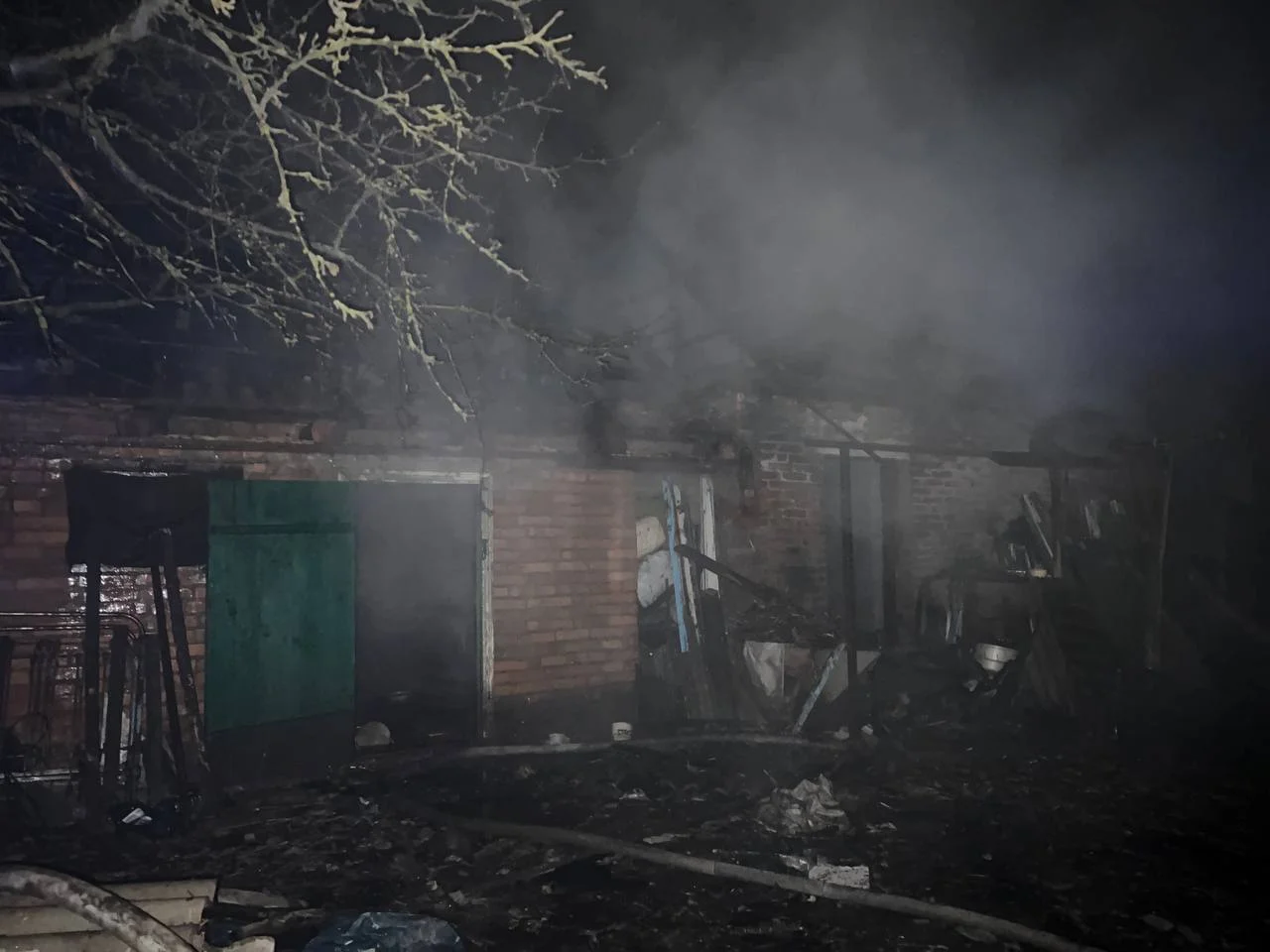 На Переяславщині загорілася приватна господарча будівля: деталі пожежі (фото та відео)