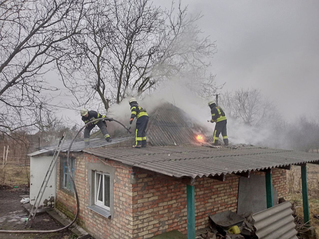 Пожежі на Переяславщині: загорілась груба у Помоклях та господарча будівля у Переяславі (фото)