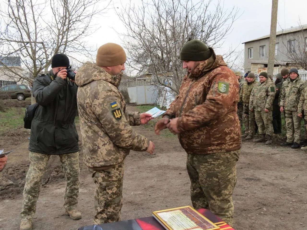 Нагороду бійцю, штаб сержанту 30-ї окремої механізованої бригади імені князя Костянтина Острозького вручив командир частини.