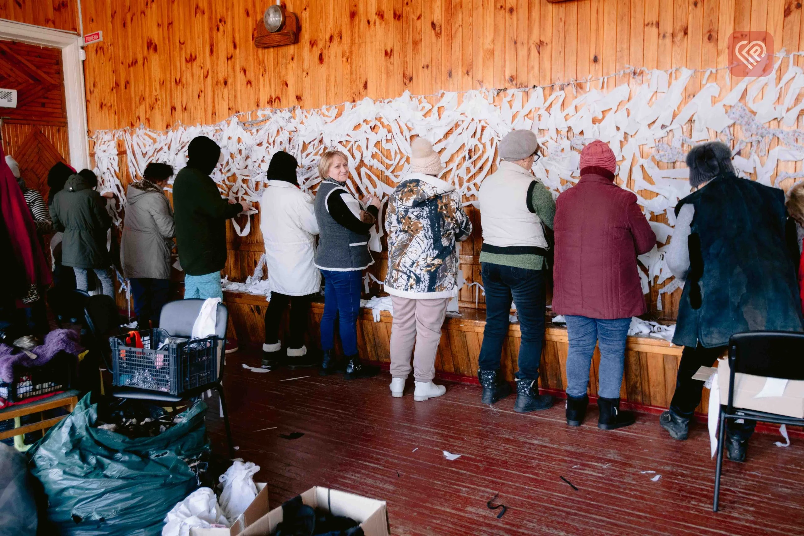 У клубі мікрорайону «Турбайлівка» сплели вже 24 360 квадратних метрів маскувальних сіток та близько 900 килимків: таким чином переяславці наближають нашу перемогу