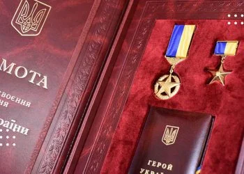 Члени сім’ї загиблих громадян, які мали нагороди, щомісяця отримуватимуть грошову допомогу: хто ще матиме нові виплати