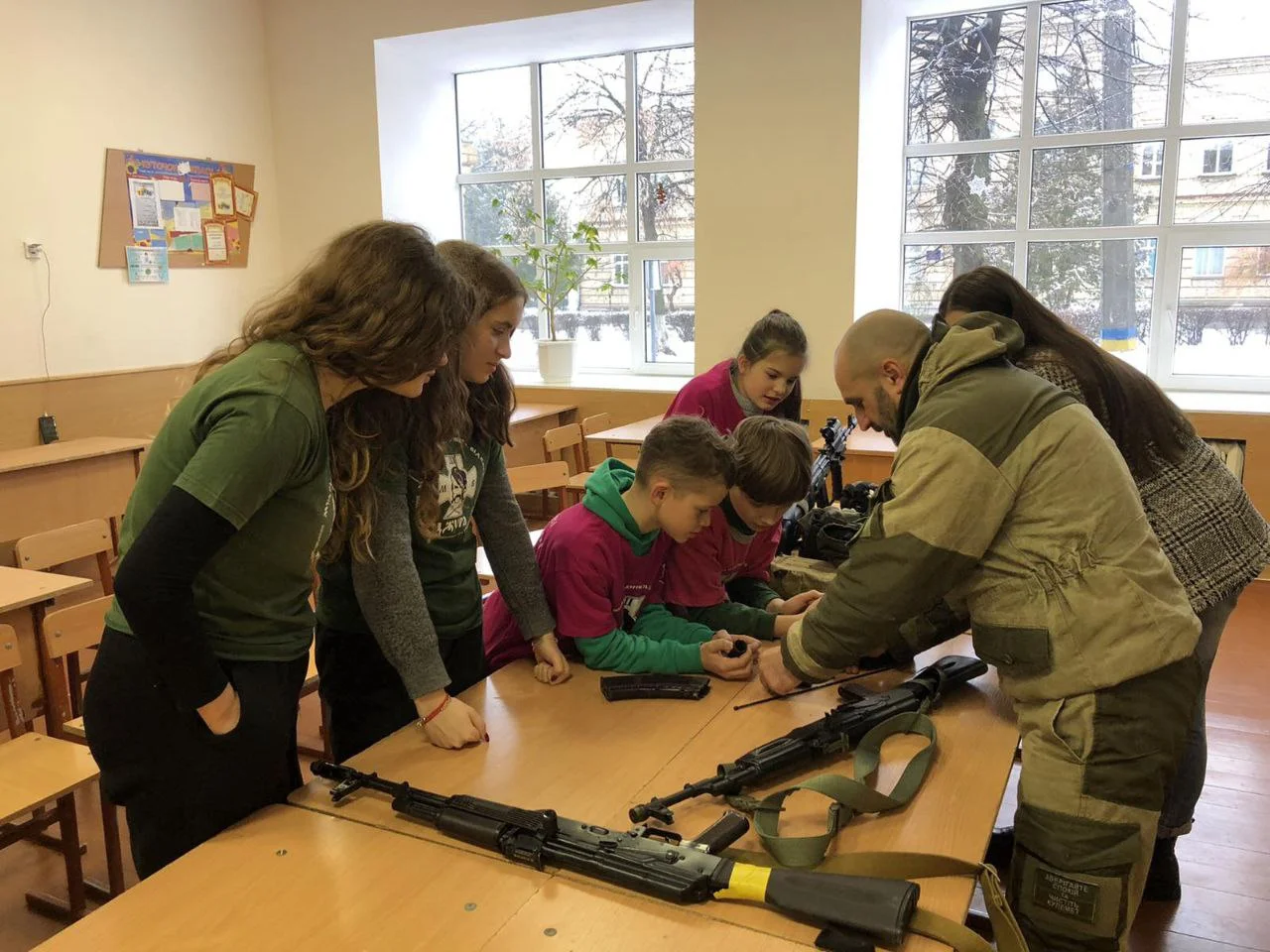 Інструктори ДФТГ Переяслава провели практичне заняття для джур про військову зброю ЗСУ