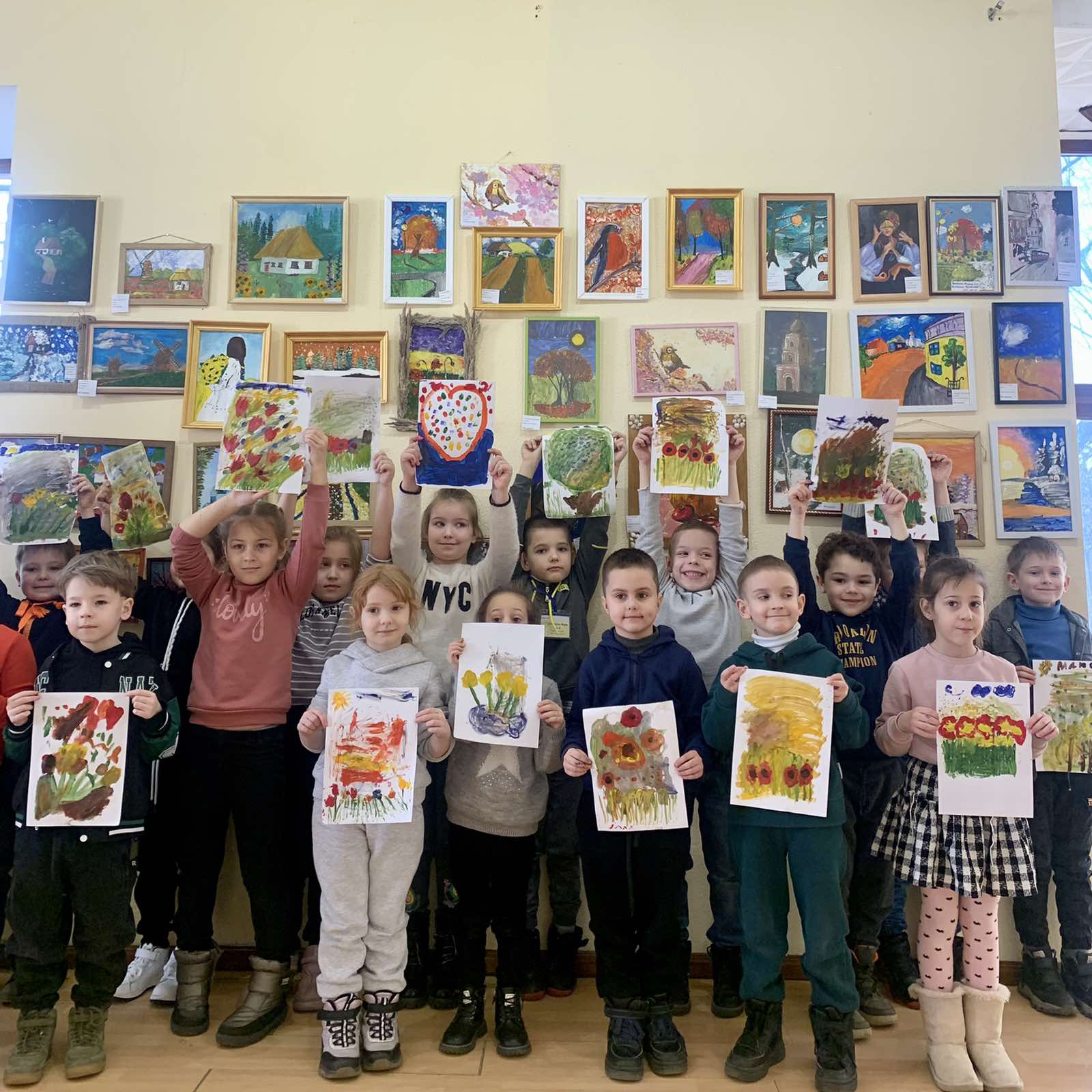 На кордоні весни: у мистецькій галереї Переяславського ЦКМ вчилися створювати «чарівні квіти» (фото)