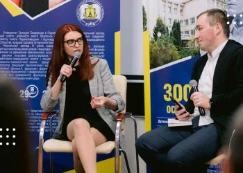Поетка Тетяна Власова завітала до університету Переяслава із затишною розмовою та душевною поезією: фоторепортаж з місця події