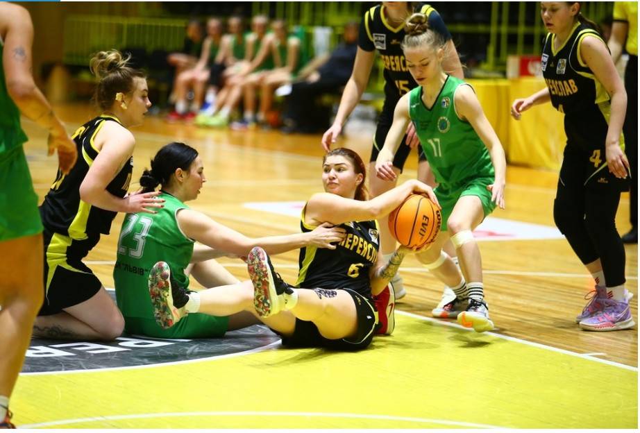 Переяславські баскетболістки поступились професіоналам, однак здобули безцінний досвід: результати зустрічей