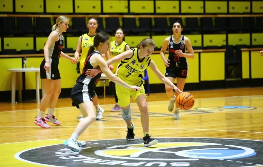 Переяславські баскетболістки поступились професіоналам, однак здобули безцінний досвід: результати зустрічей