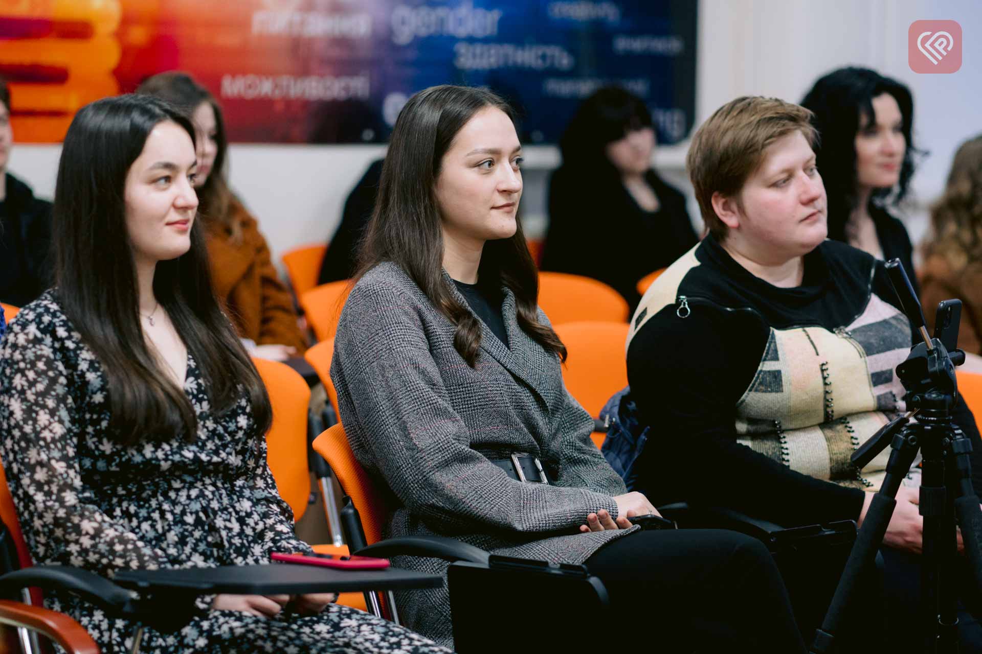 Поетка Тетяна Власова завітала до університету Переяслава із затишною розмовою та душевною поезією: фоторепортаж з місця події