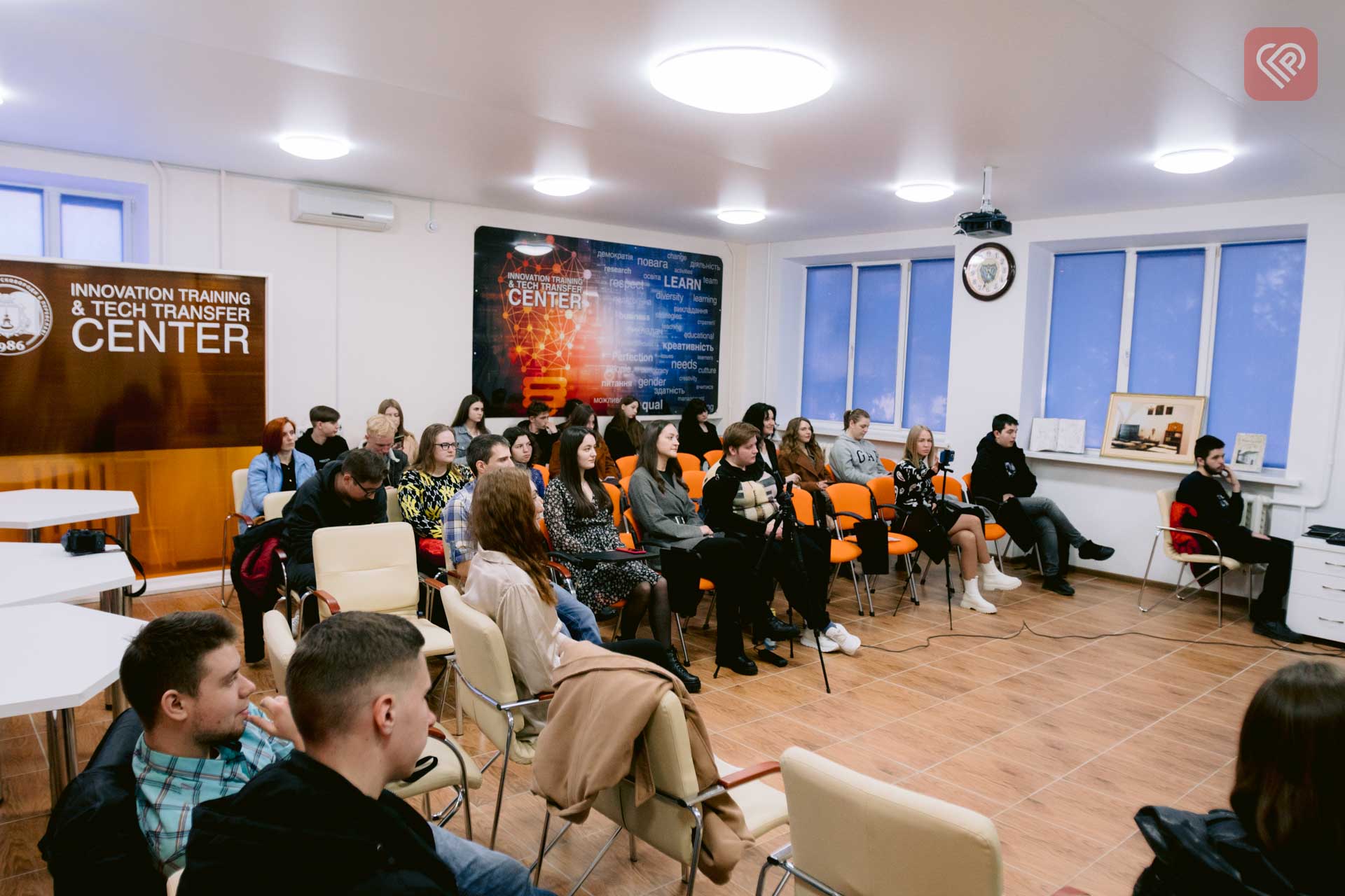 Поетка Тетяна Власова завітала до університету Переяслава із затишною розмовою та душевною поезією: фоторепортаж з місця події