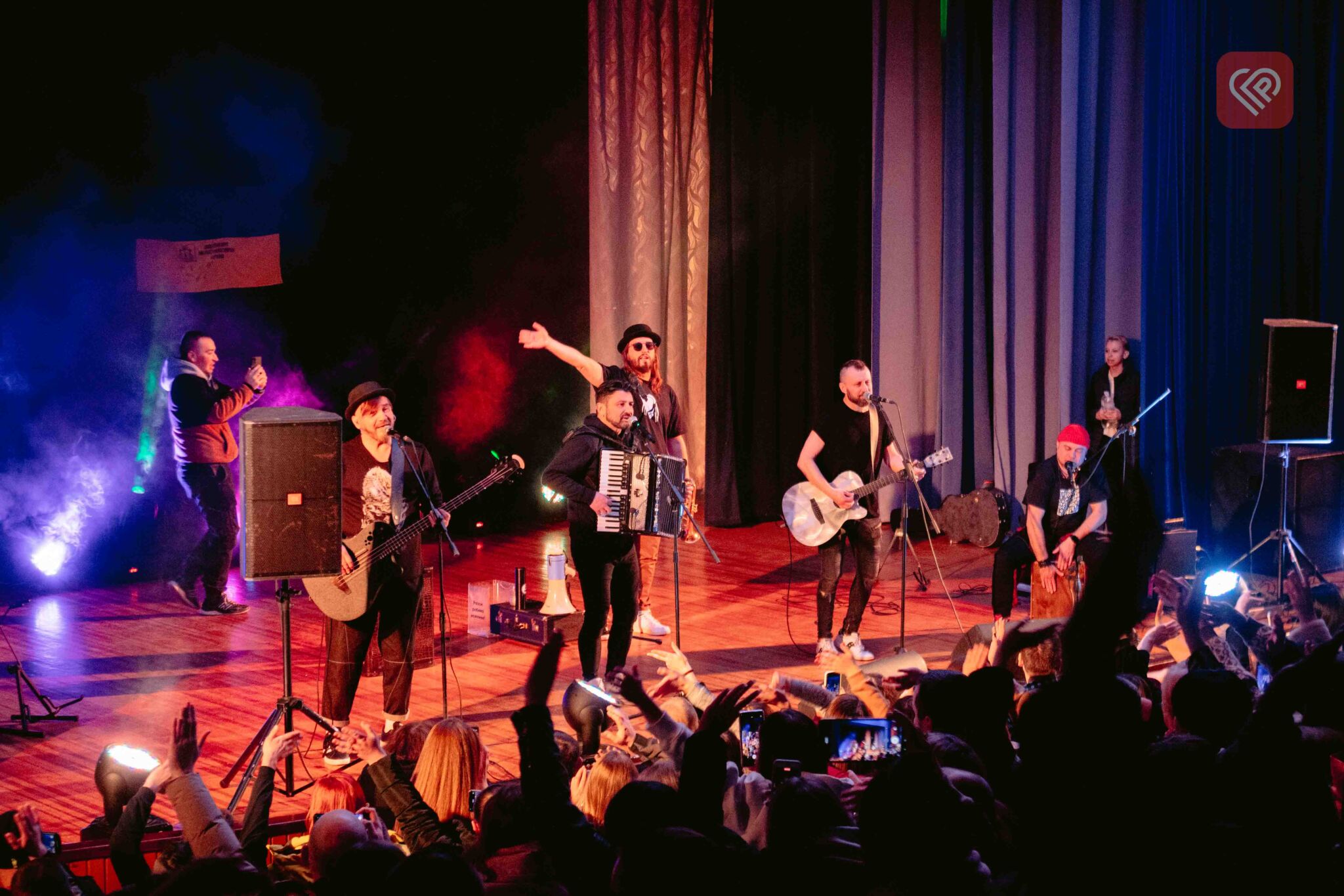 Запальні та харизматичні KOZAK SYSTEM дали благодійний концерт в університеті Переяслава: великий фоторепортаж Proslav