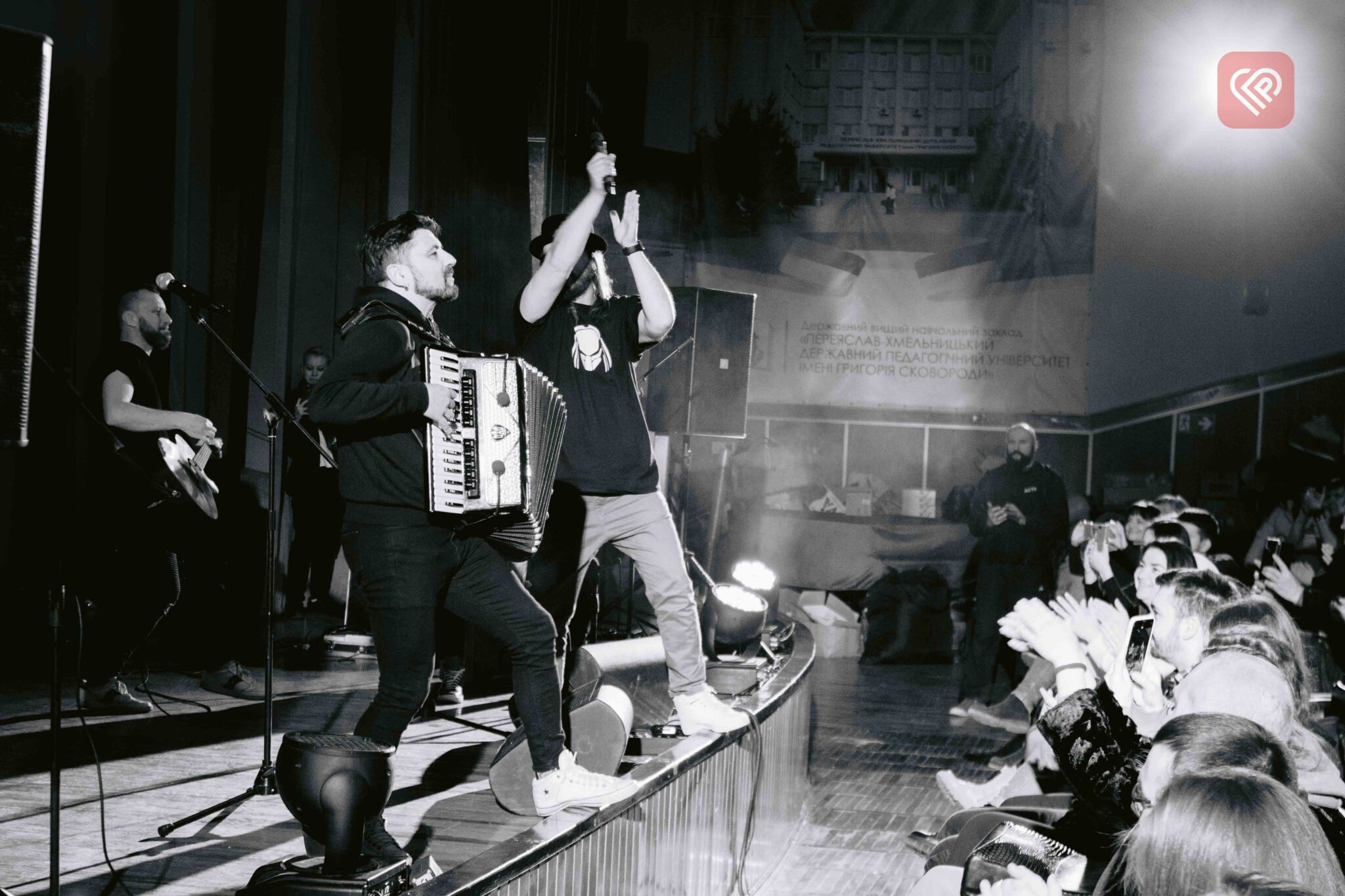 Запальні та харизматичні KOZAK SYSTEM дали благодійний концерт в університеті Переяслава: великий фоторепортаж Proslav
