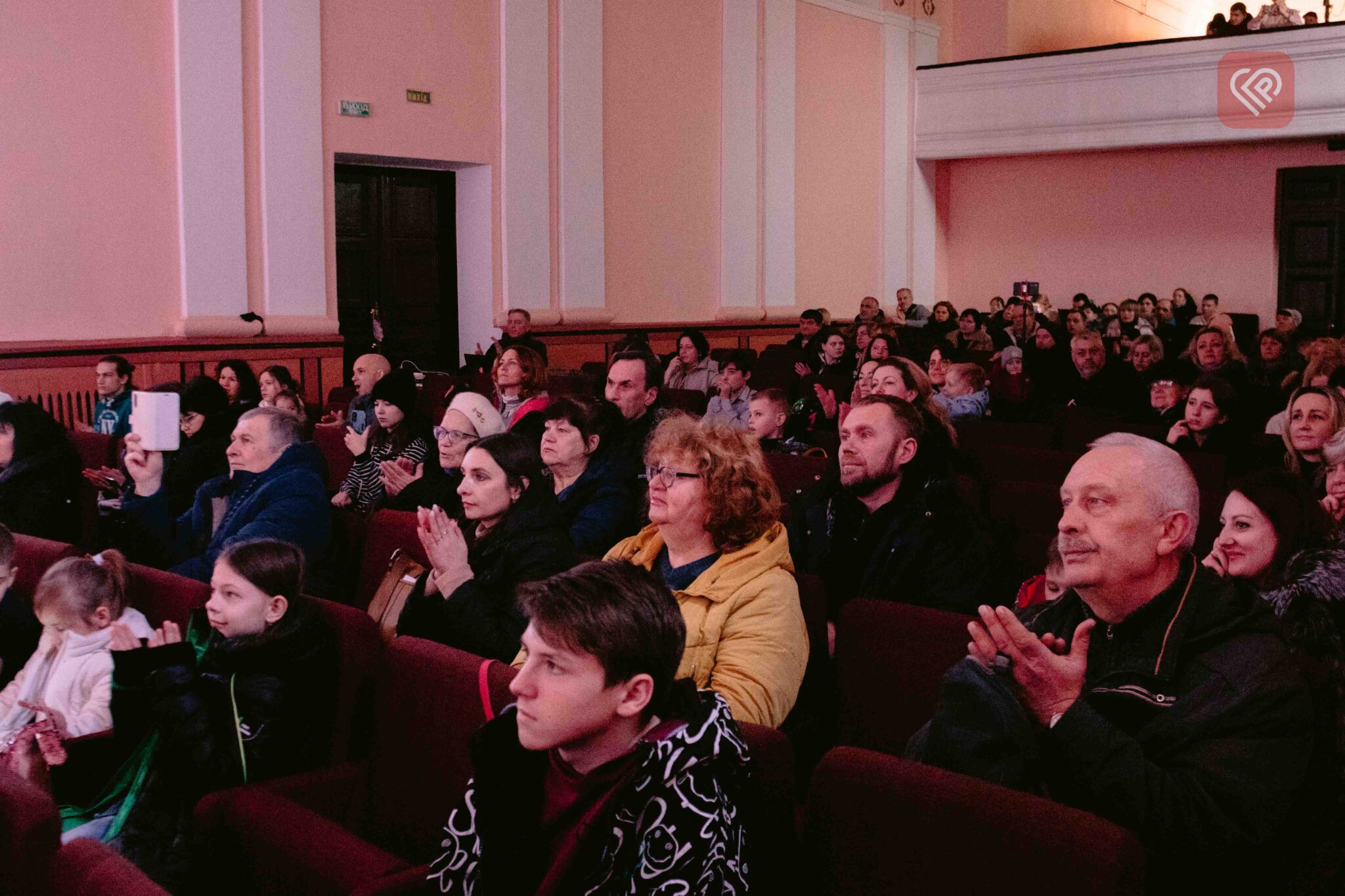 Переяславська мистецька школа імені Павла Сениці дала перший весняний благодійний концерт: атмосферний фоторепортаж