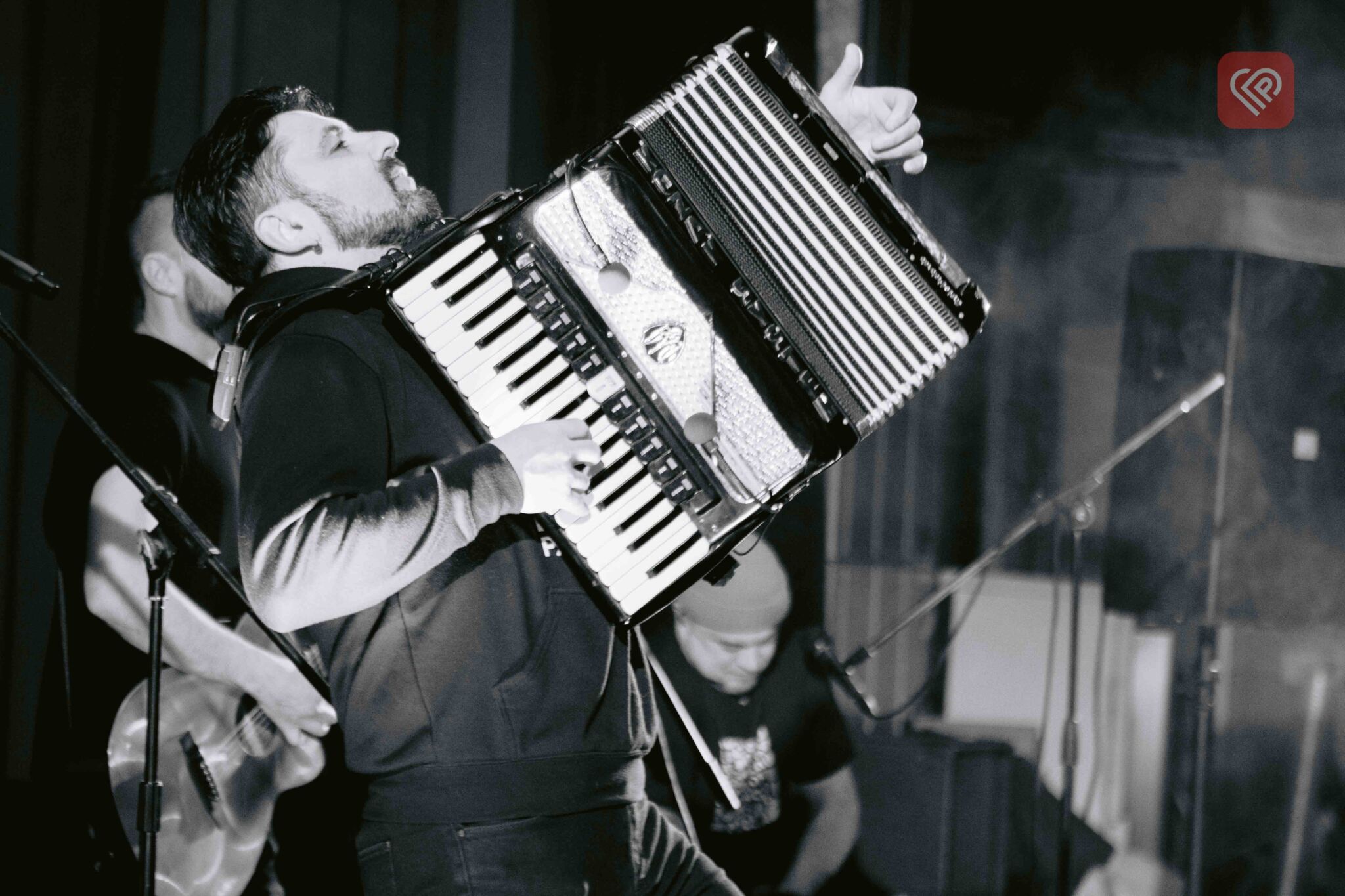 Запальні та харизматичні KOZAK SYSTEM дали благодійний концерт в університеті Переяслава: великий фоторепортаж Proslav