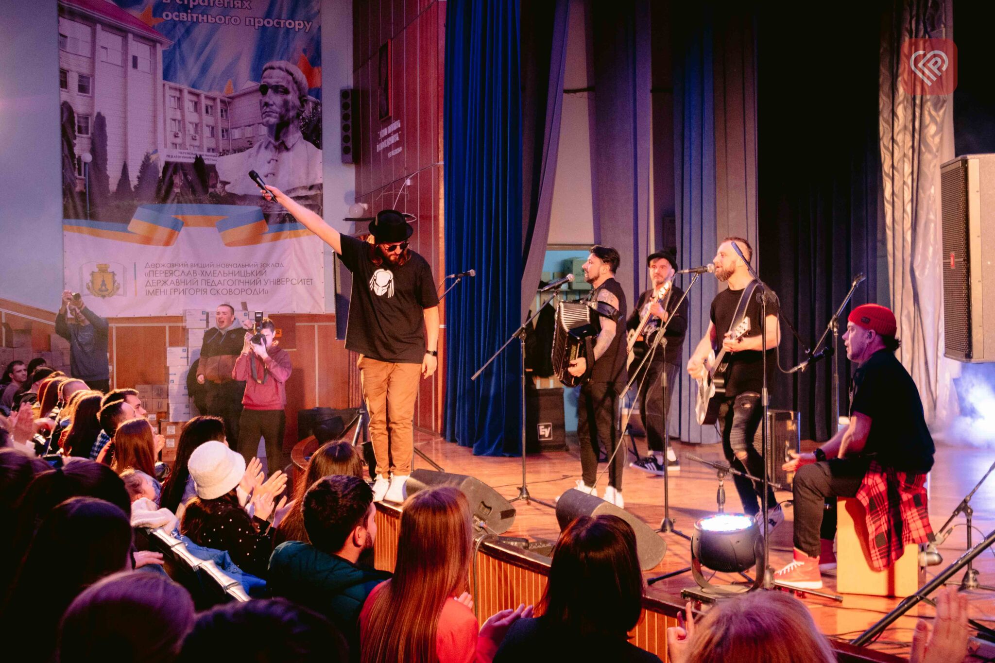 Запальні та харизматичні KOZAK SYSTEM дали благодійний концерт в університеті Переяслава: великий фоторепортаж Proslav