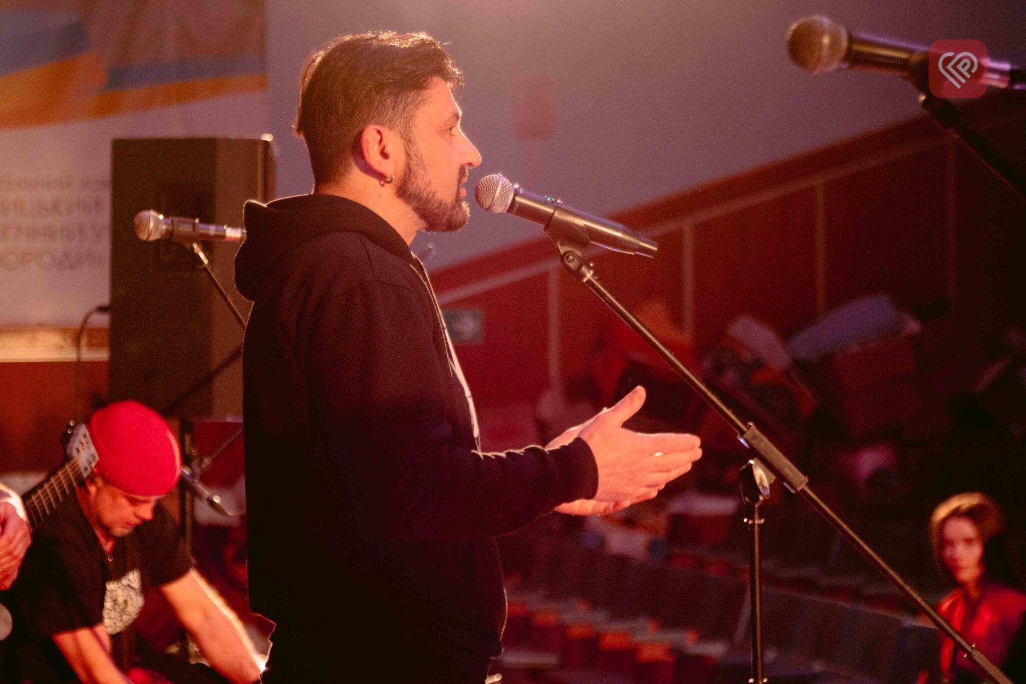 Запальні та харизматичні KOZAK SYSTEM дали благодійний концерт в університеті Переяслава: великий фоторепортаж Proslav