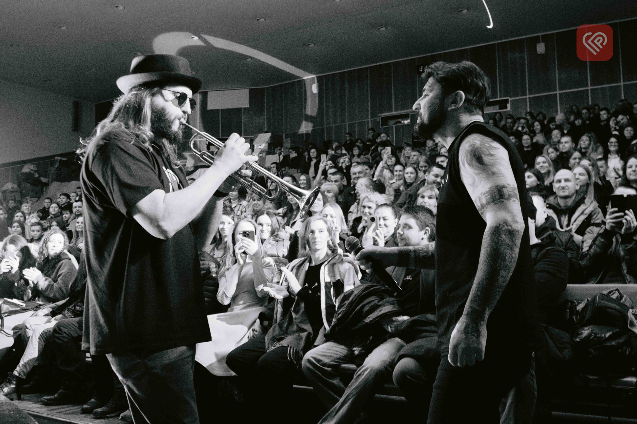 Запальні та харизматичні KOZAK SYSTEM дали благодійний концерт в університеті Переяслава: великий фоторепортаж Proslav