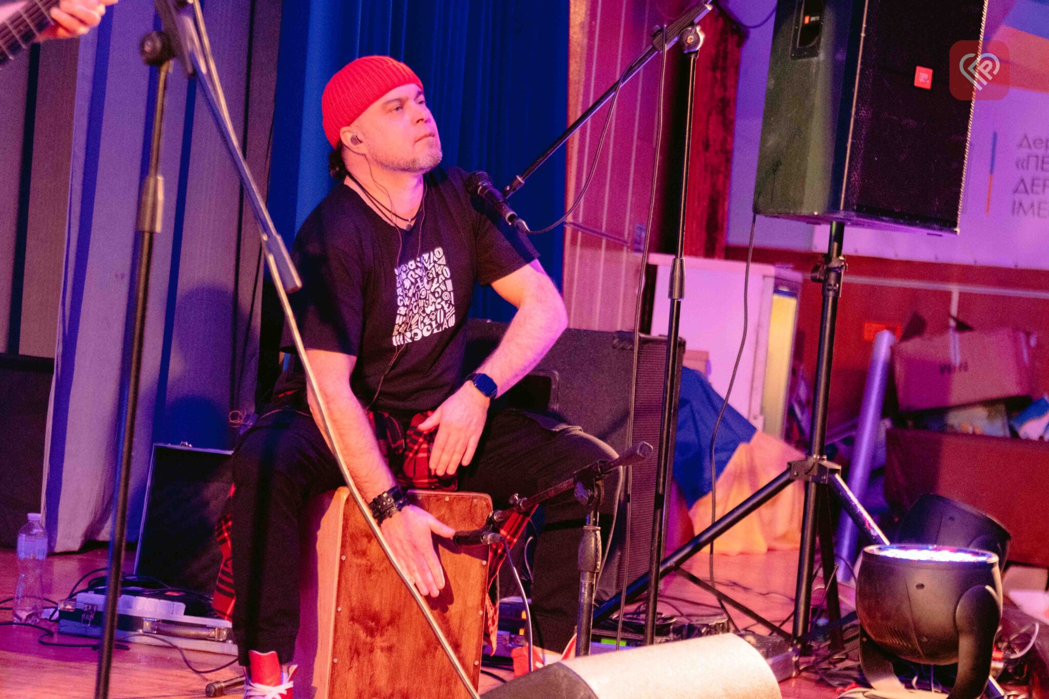 Запальні та харизматичні KOZAK SYSTEM дали благодійний концерт в університеті Переяслава: великий фоторепортаж Proslav