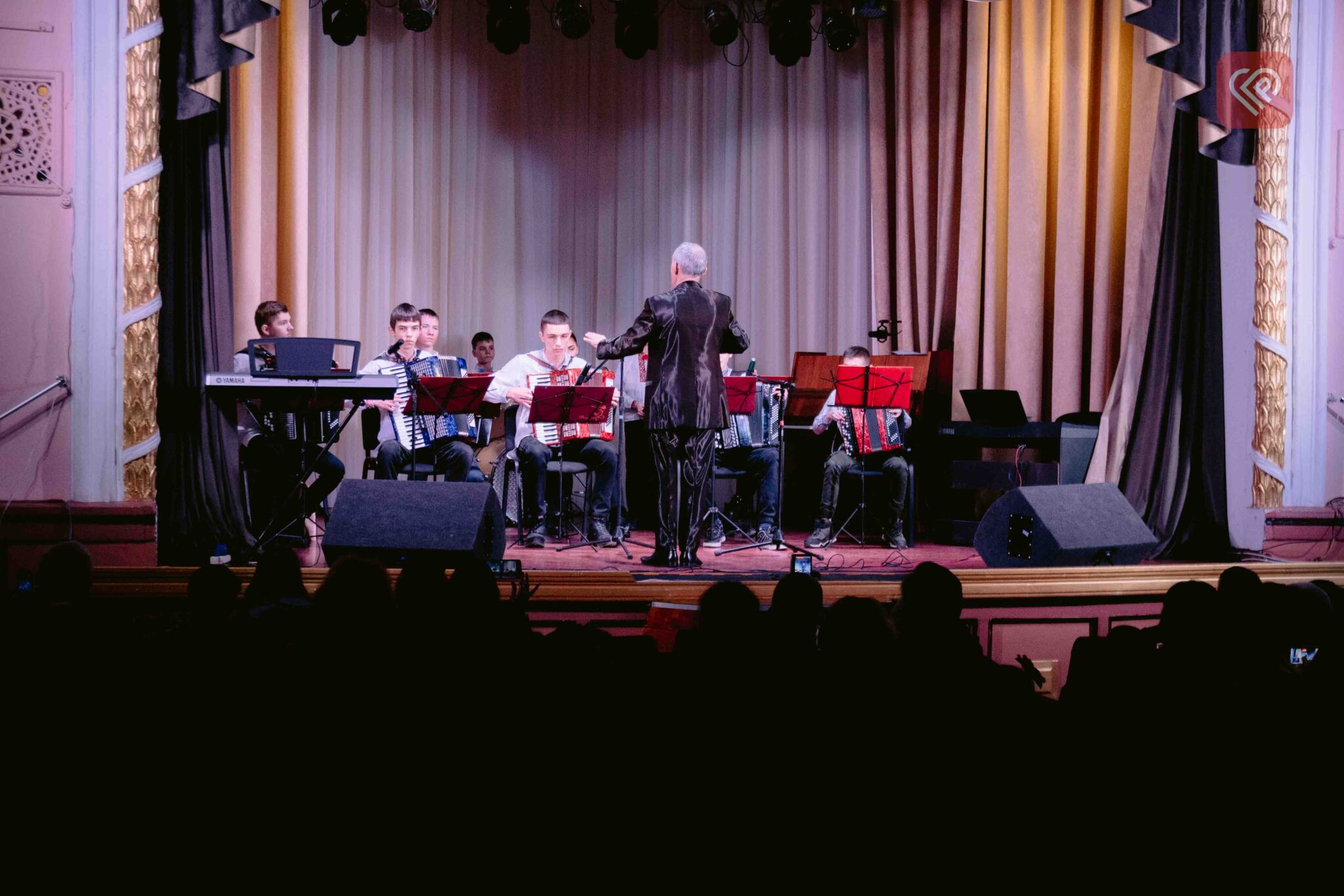 Переяславська мистецька школа імені Павла Сениці дала перший весняний благодійний концерт: атмосферний фоторепортаж