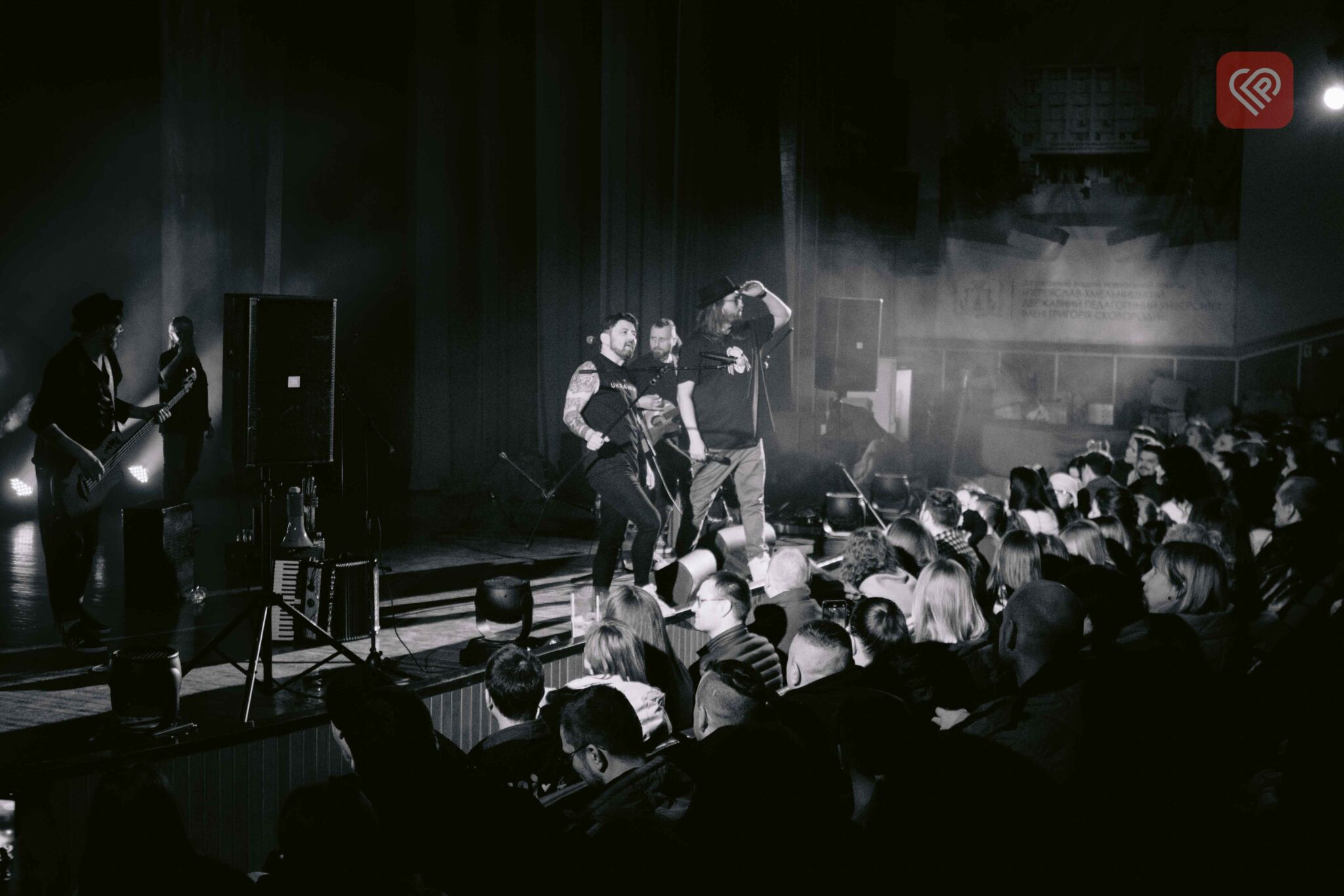 Запальні та харизматичні KOZAK SYSTEM дали благодійний концерт в університеті Переяслава: великий фоторепортаж Proslav