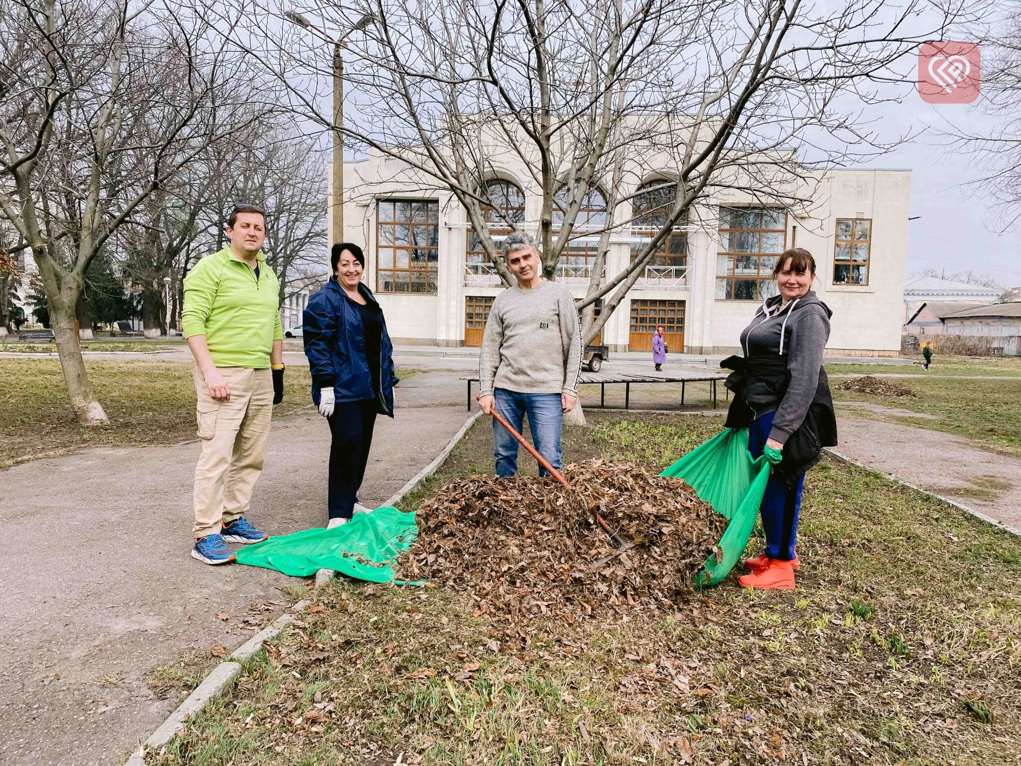 У Переяславі відбулись роботи по благоустрою: висаджували кущі, прибирали парк Шевченка та облаштовували зелену зону вздовж вулиці Богдана Хмельницького