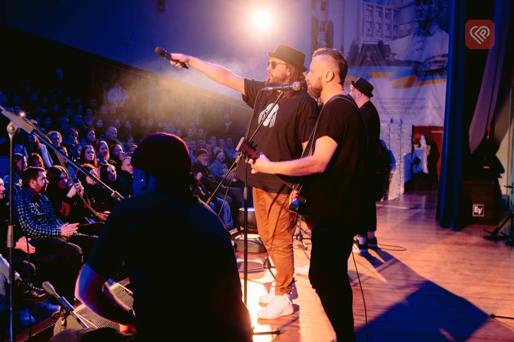Запальні та харизматичні KOZAK SYSTEM дали благодійний концерт в університеті Переяслава: великий фоторепортаж Proslav