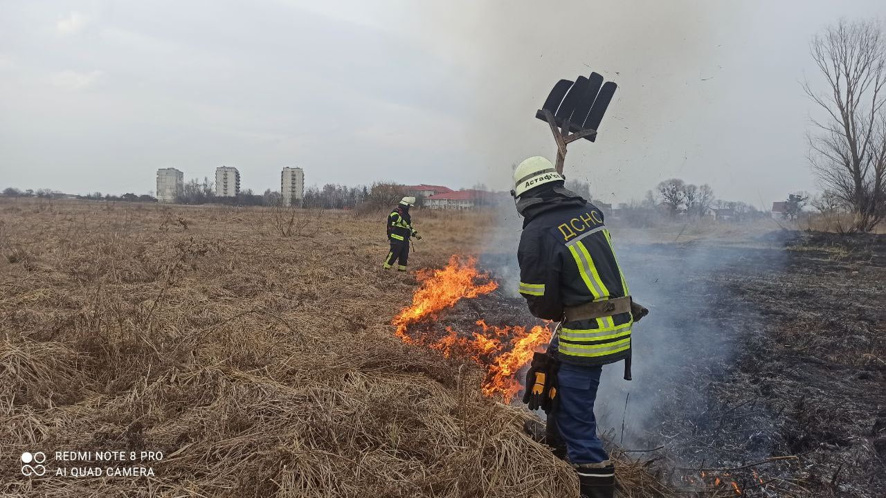 За минулу добу переяславські рятувальники тричі виїжджали для гасіння трав'яного настилу (фото)