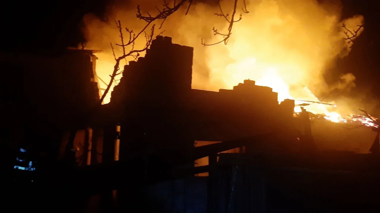 Напередодні Великодня на Переяславщині зайнялась господарча будівля: згоріло авто та 20 курей