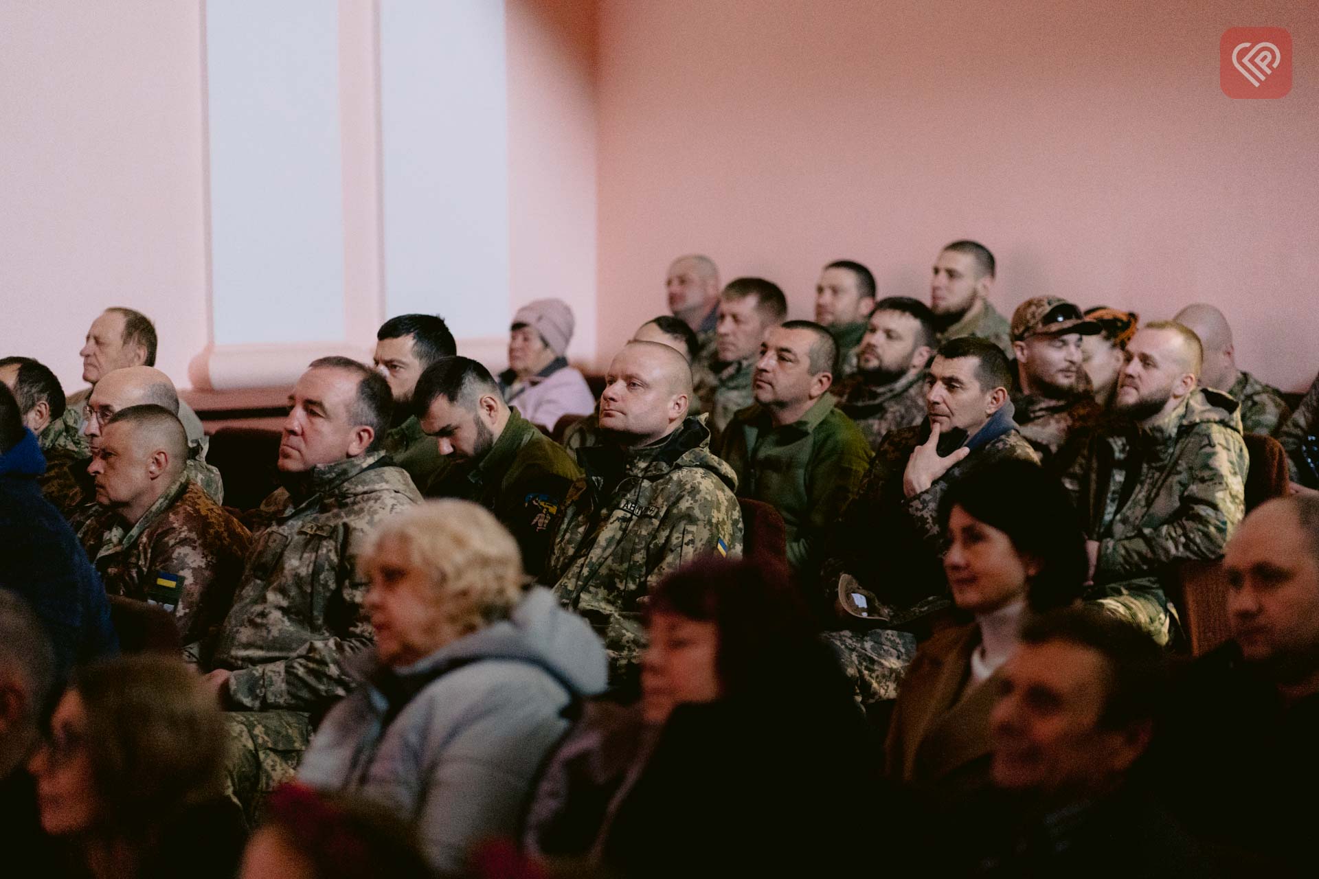 Танцювали, співали і збирали кошти на потреби ЗСУ: артисти Бориспільщини дали благодійний концерт у Переяславському ЦКМ